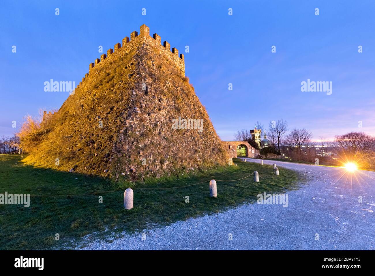 Torre merlata della Rocca di Lonato. Lonato del Garda, provincia di Brescia, Lombardia, Italia, Europa. Foto Stock