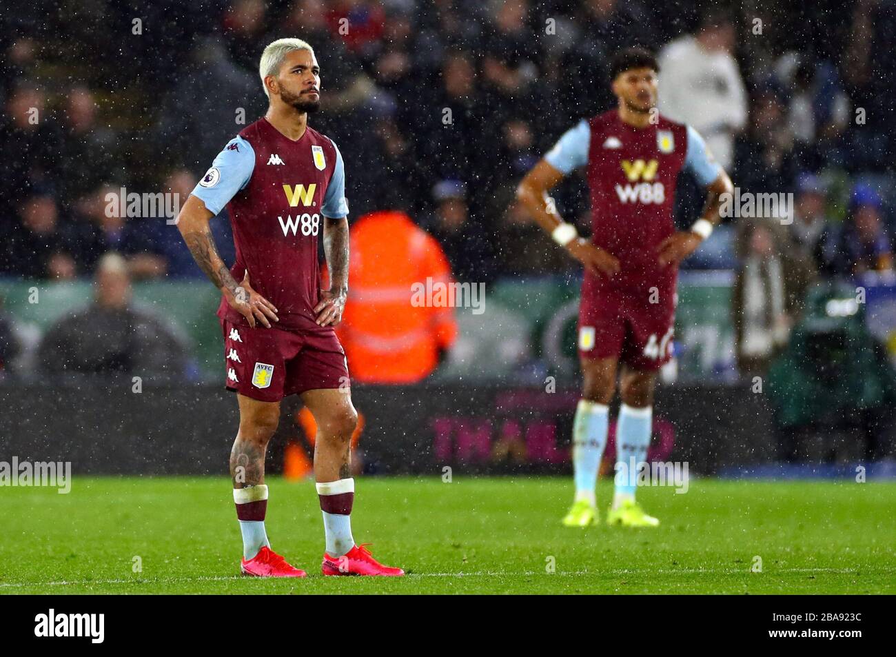 Douglas Luiz di Aston Villa (a sinistra) e Tyrone Mings appaiono deietti dopo che Harvey Barnes di Leicester City (non nella foto) segna il quarto obiettivo del suo lato del gioco Foto Stock