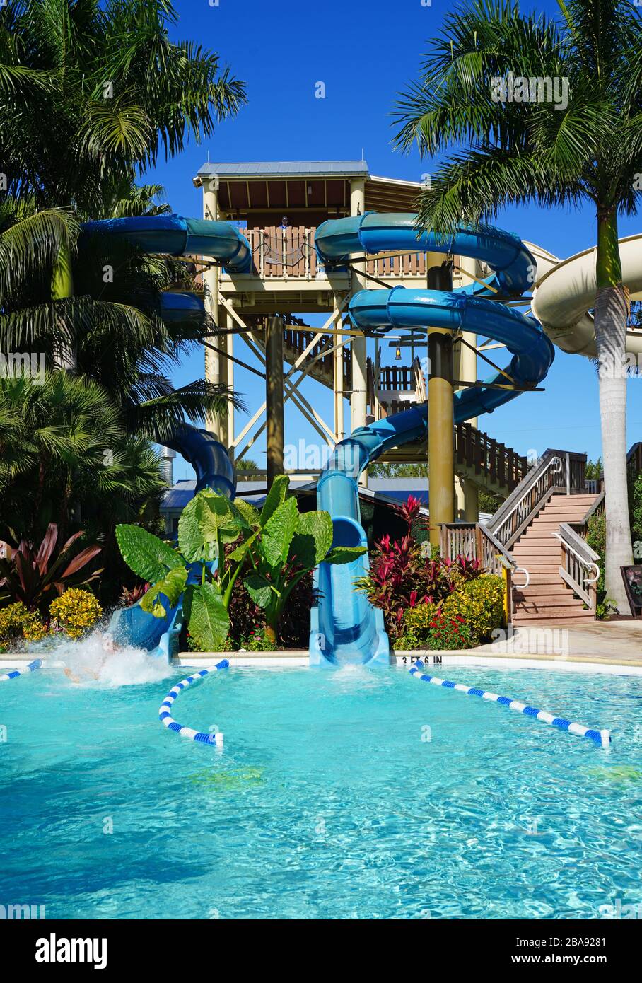 BONITA SPRINGS, FL - 30 GENNAIO 2020 - un gigante scivolo acquatico in una piscina all'Hyatt Regency Coconut Point Resort and Spa a Bonita Springs, F. Foto Stock