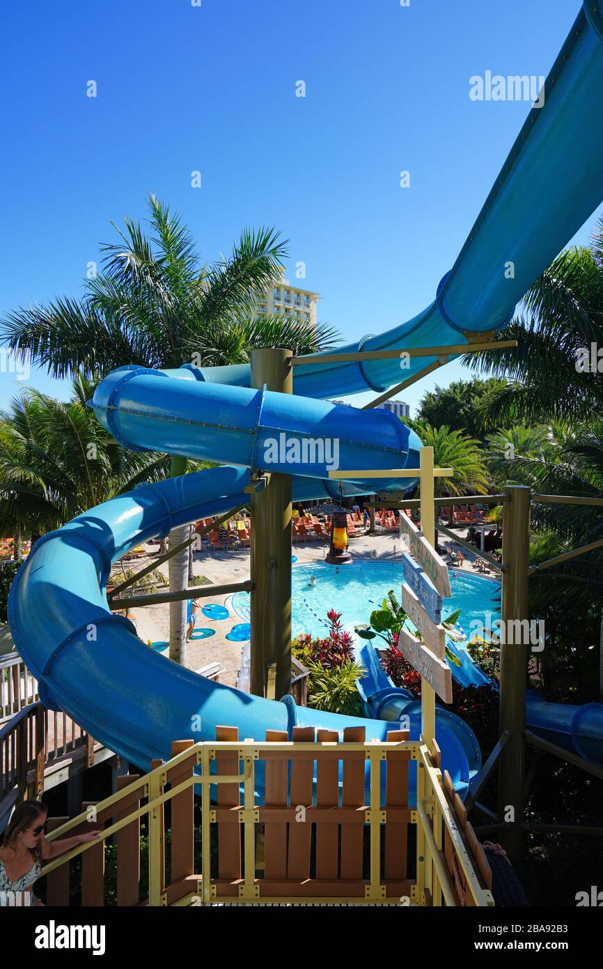 BONITA SPRINGS, FL - 30 GENNAIO 2020 - un gigante scivolo acquatico in una piscina all'Hyatt Regency Coconut Point Resort and Spa a Bonita Springs, F. Foto Stock