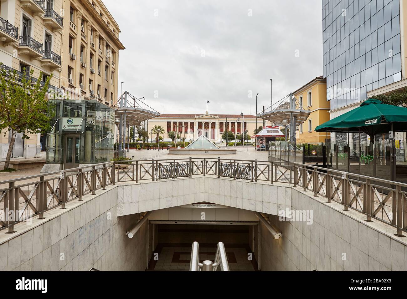 Stazione della metropolitana Panepistimio e l'università di Atene, strade vuote coronavirus Foto Stock