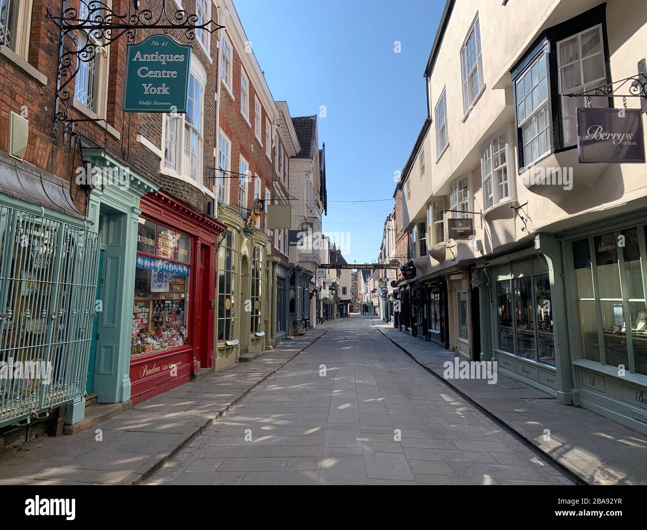 Le strade deserte di York nel North Yorkshire, dopo che il primo ministro Boris Johnson ha messo il Regno Unito in una situazione di blocco per contribuire a frenare la diffusione del coronavirus. Foto Stock