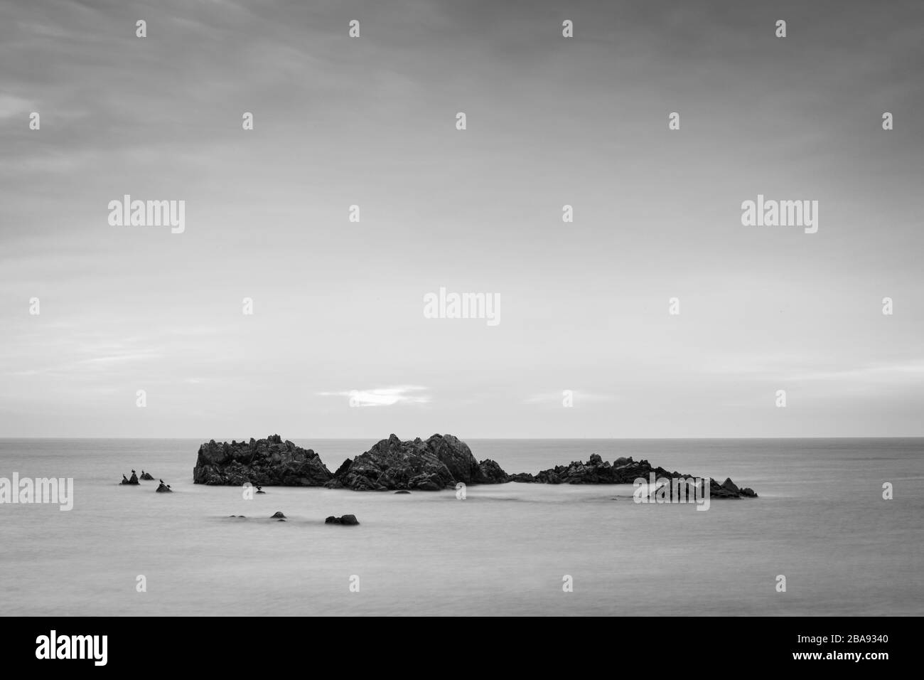 Bianco e nero, atmosfera tranquilla sul mare. Rocce sul mare, bello scenario sulla costa, lunga esposizione, Munmudaewangam, Gyeongju, Corea Foto Stock