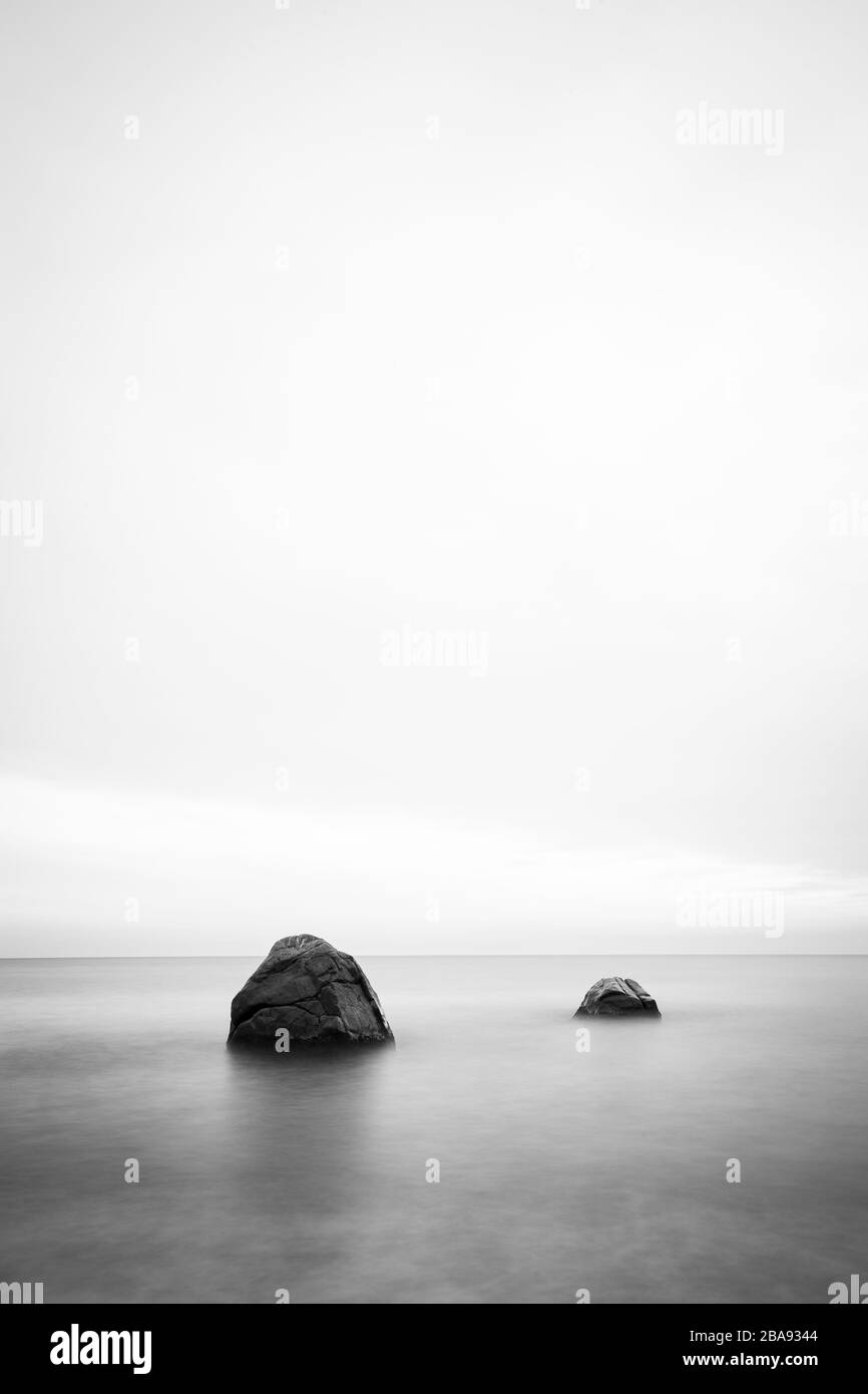 Bianco e nero, atmosfera tranquilla sul mare. Rocce sul mare, bello scenario sulla costa, lunga esposizione, Munmudaewangam, Gyeongju, Corea Foto Stock