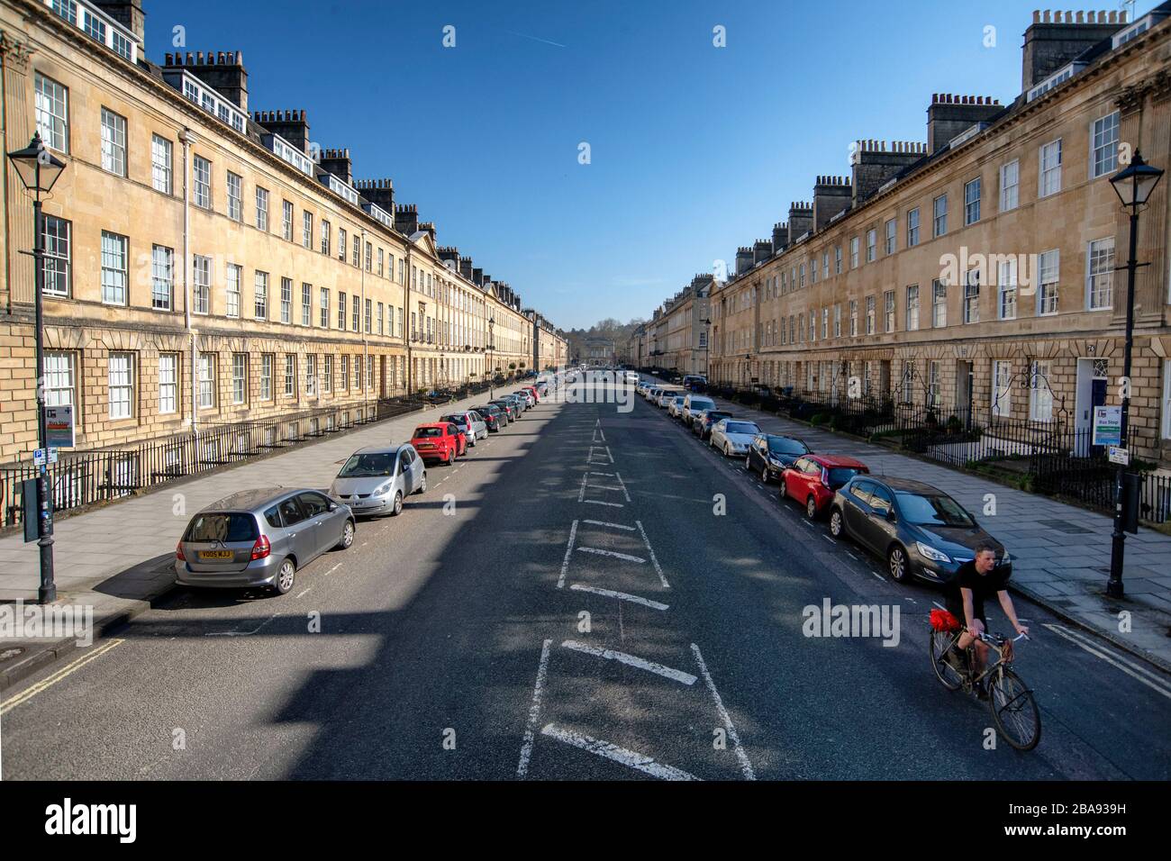 Una deserta Great Pulteney Street a Bath, Somerset, dopo che il governo britannico ha annunciato severe restrizioni per cercare di contenere l'epidemia di coronavirus. Foto Stock