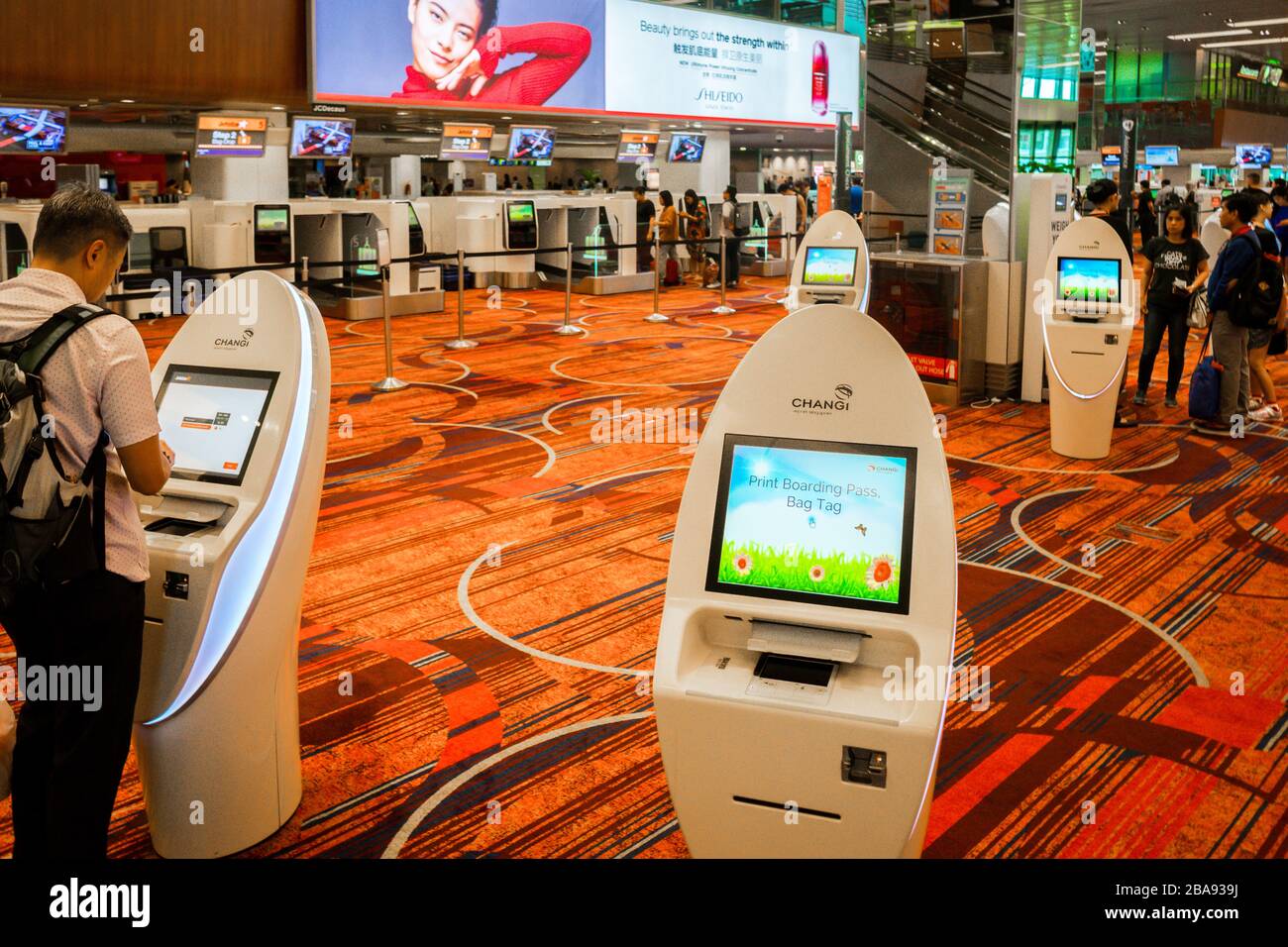 CHANGI / SINGAPORE, 2 MAGGIO 2018 - MACCHINE PER IL CHECK-IN AUTOMATICO ALL'AEROPORTO DI CHANGI, SINGAPORE Foto Stock