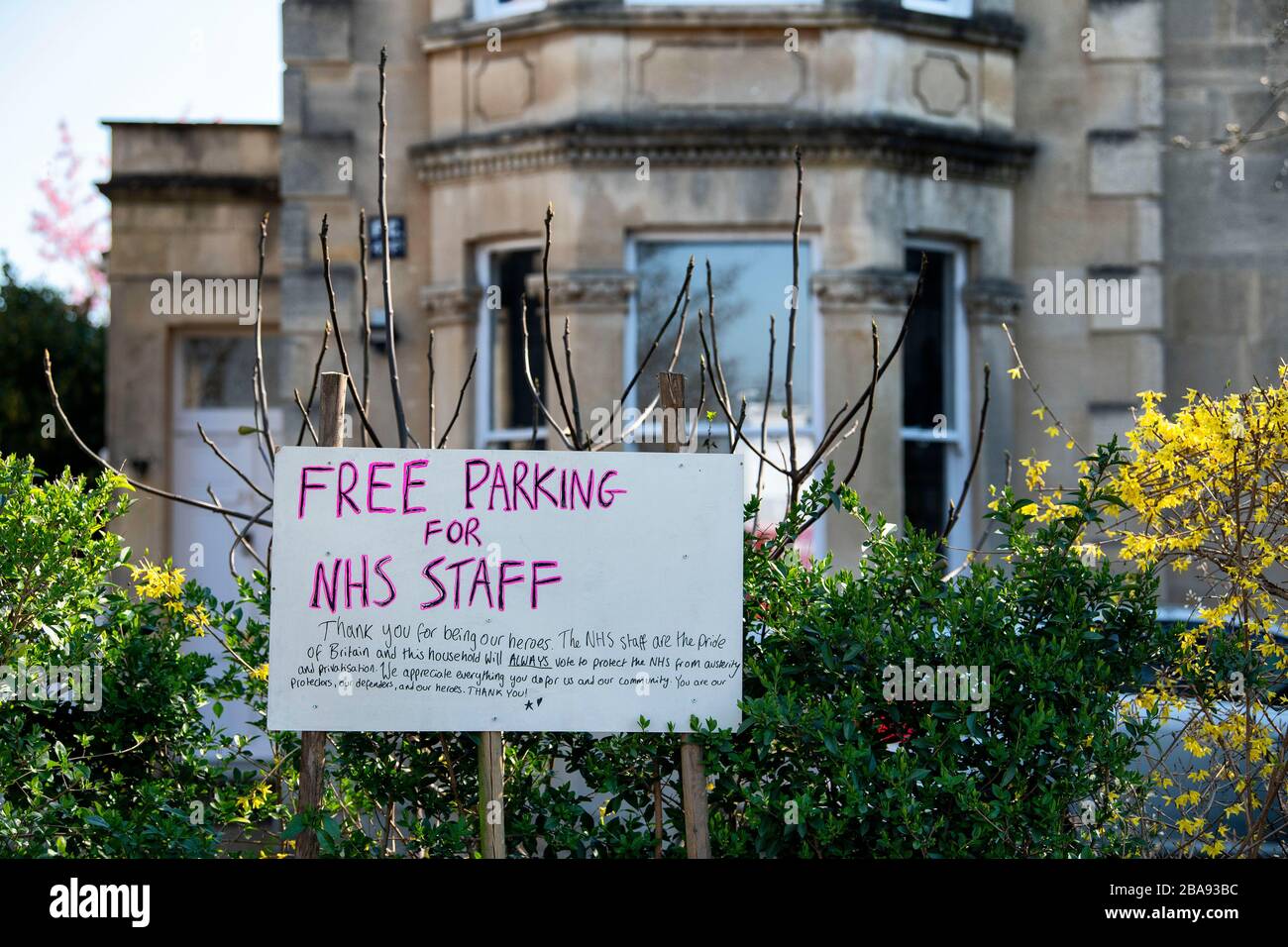 I proprietari di case vicino al Royal United Hospital Bath offrono al personale NHS un parcheggio gratuito durante il periodo di chiusura per cercare di contenere l'epidemia di Coronavirus. Foto Stock