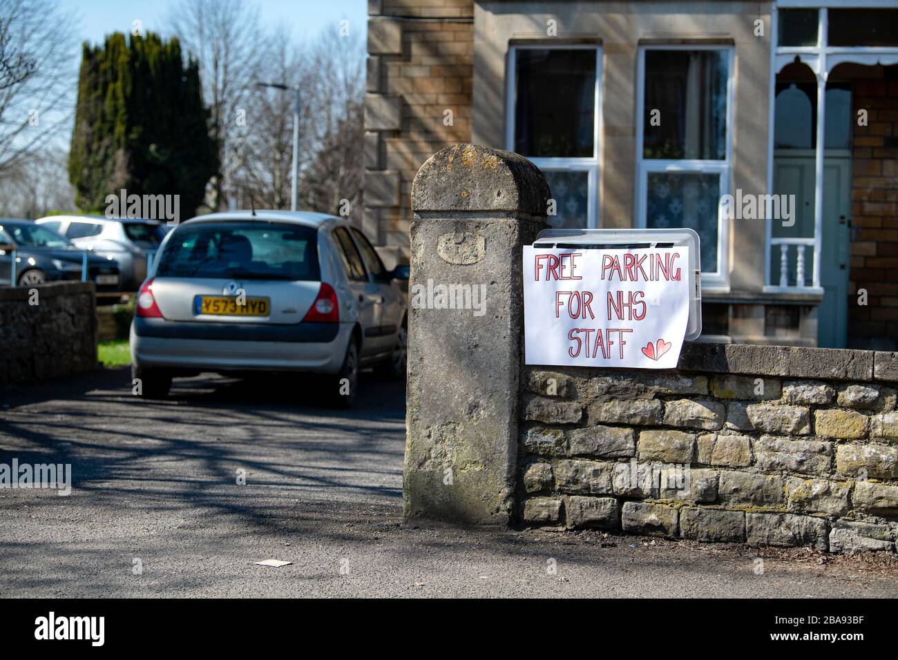 I proprietari di case vicino al Royal United Hospital Bath offrono al personale NHS un parcheggio gratuito durante il periodo di chiusura per cercare di contenere l'epidemia di Coronavirus. Foto Stock