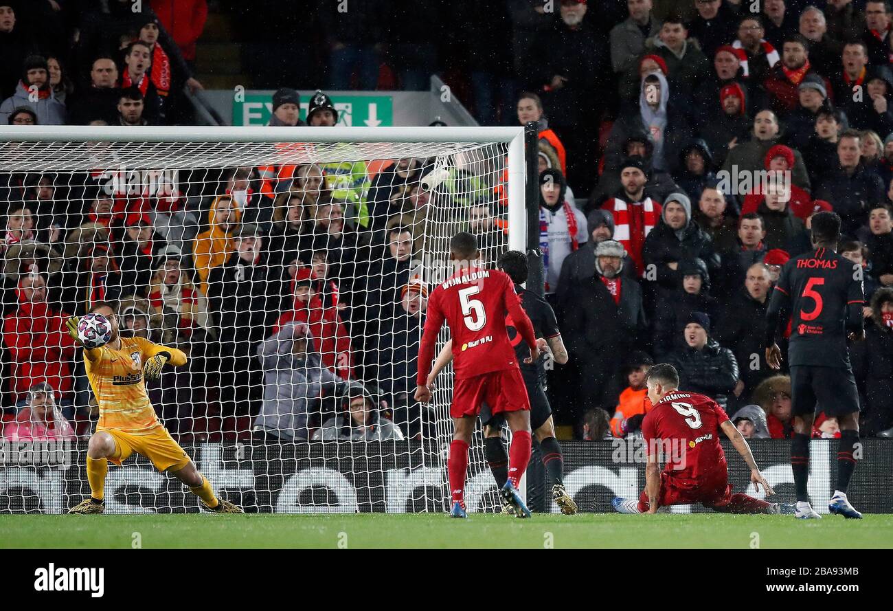 Roberto Firmino di Liverpool (al centro) ha un colpo in goal Foto Stock