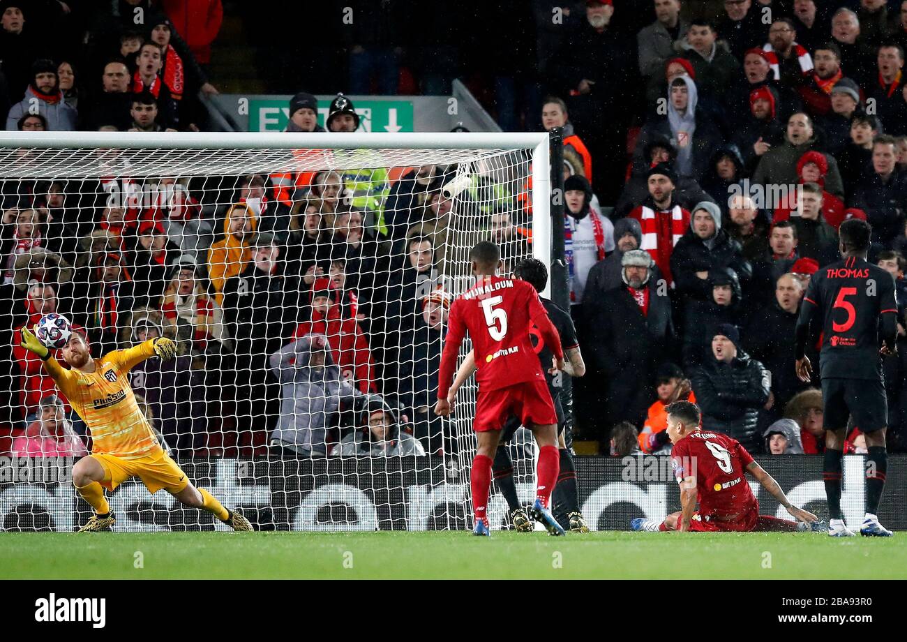 Roberto Firmino di Liverpool (a destra) ha un colpo in gol Foto Stock