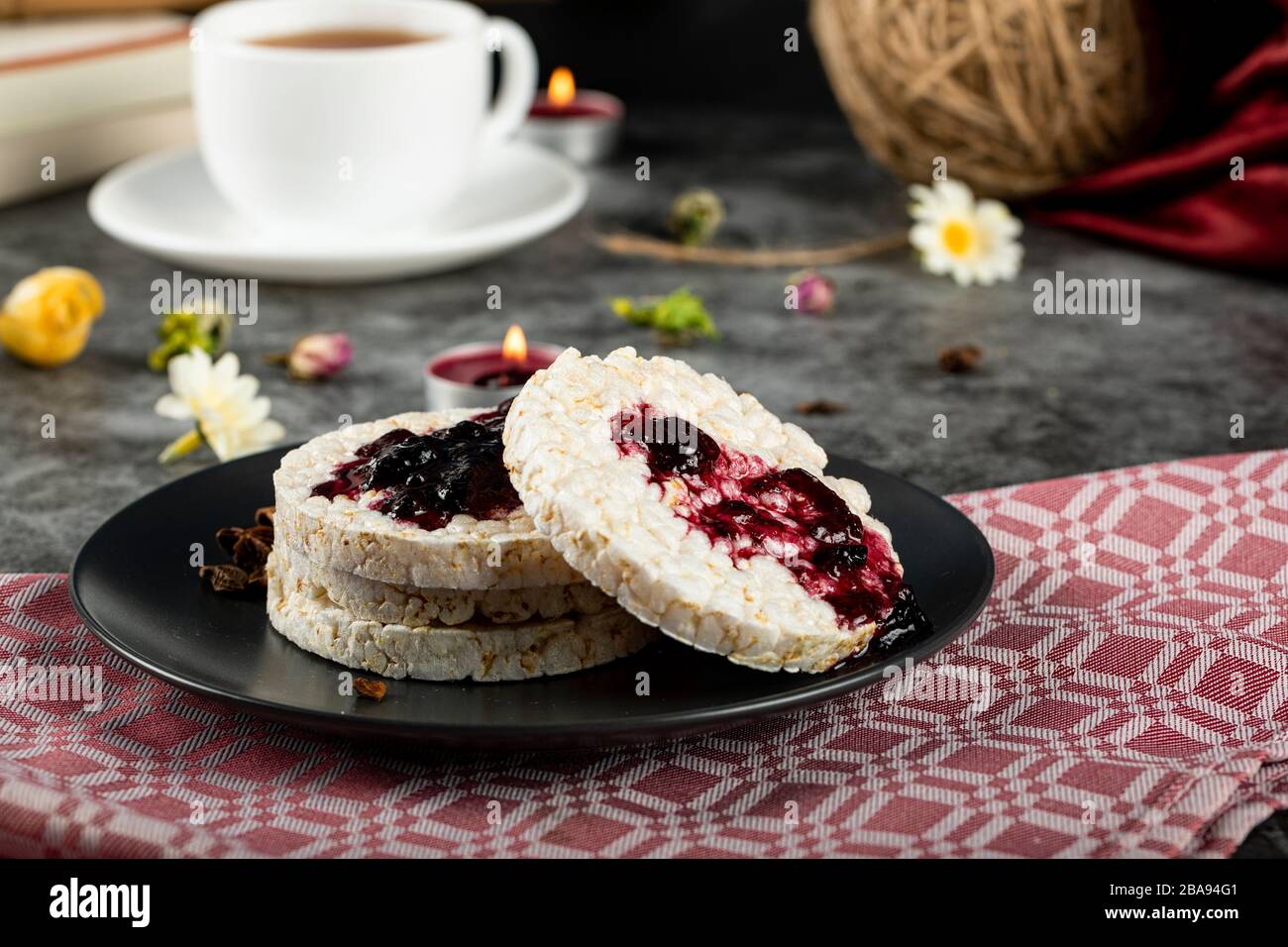 Cracker di marmellata di riso con una tazza di tè Foto Stock