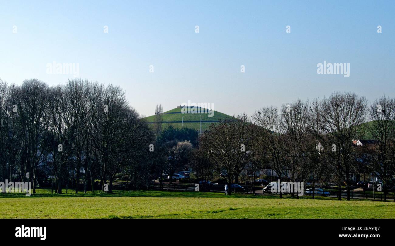 Il tumulo di Northala Park, fatto dalle macerie del vecchio stadio di Wembley. Foto Stock