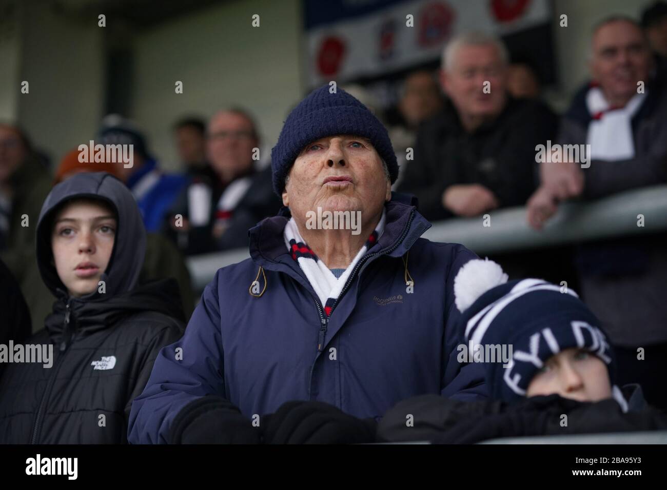 I fan di AFC Fylde mostrano il loro supporto negli stand Foto Stock