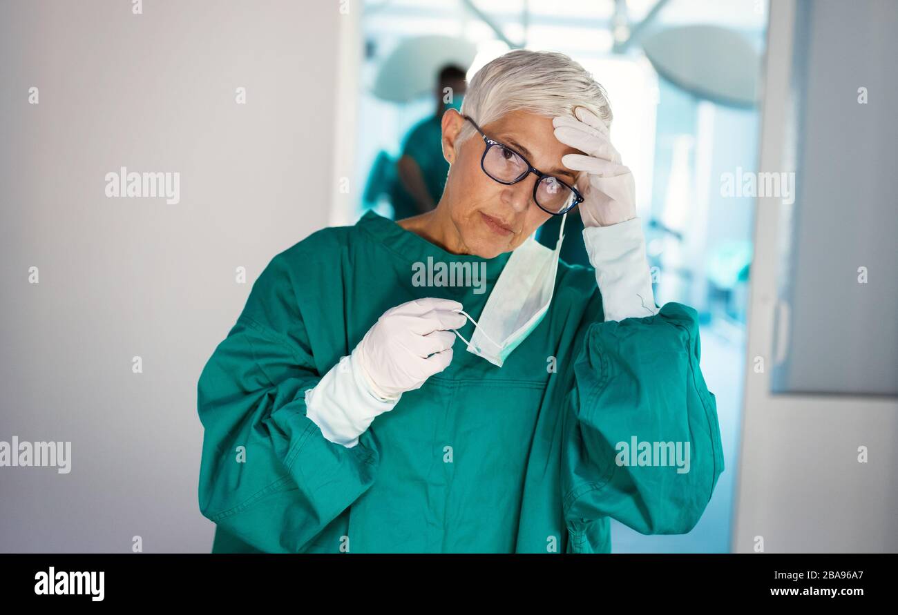 Donna matura chirurgo stanco dopo un intervento in ospedale Foto Stock