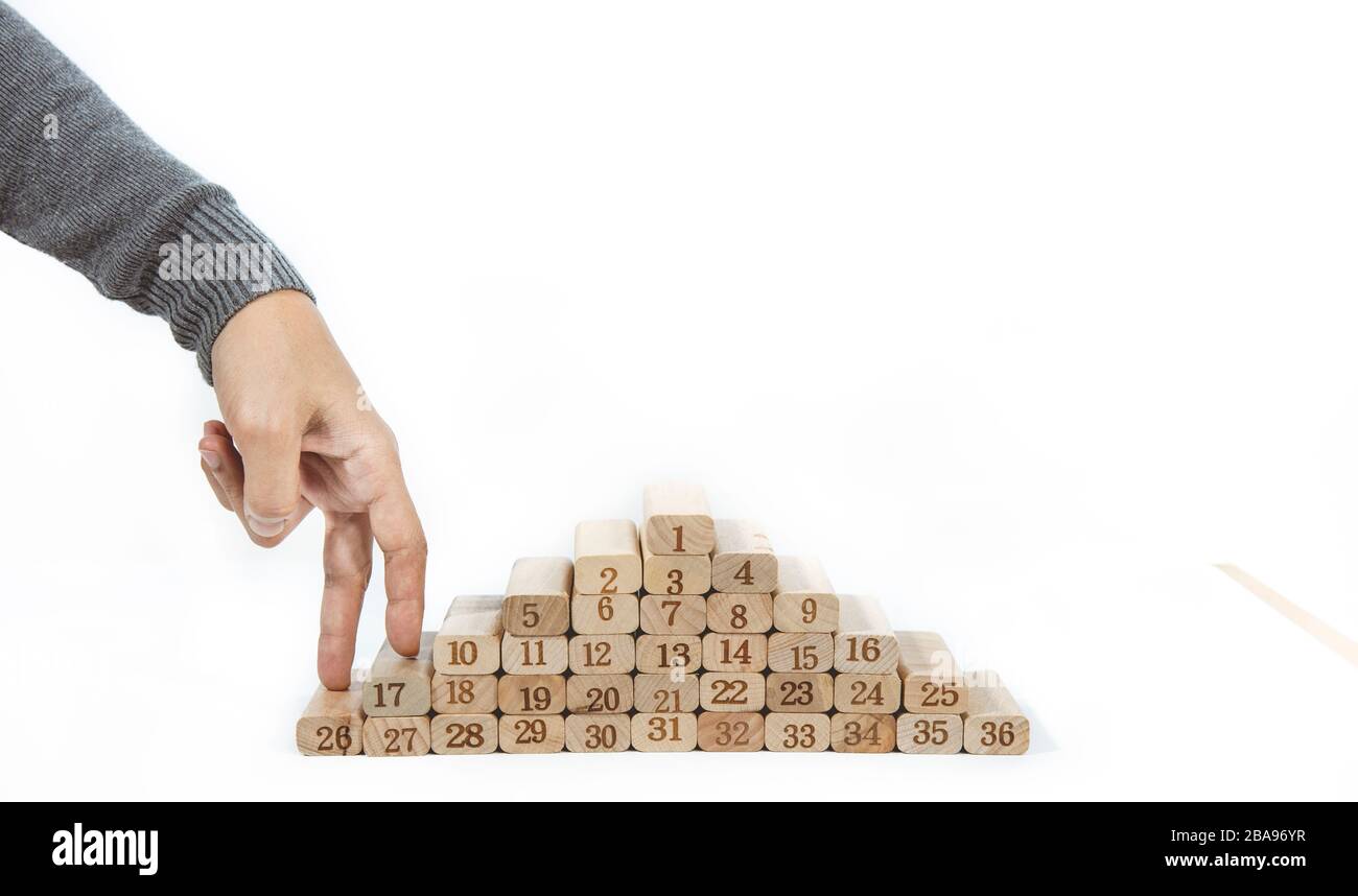 Donne mano dito camminare su blocco di legno impilato come scale isolato su sfondo bianco. Concetto di sviluppo e crescita aziendale. Foto Stock