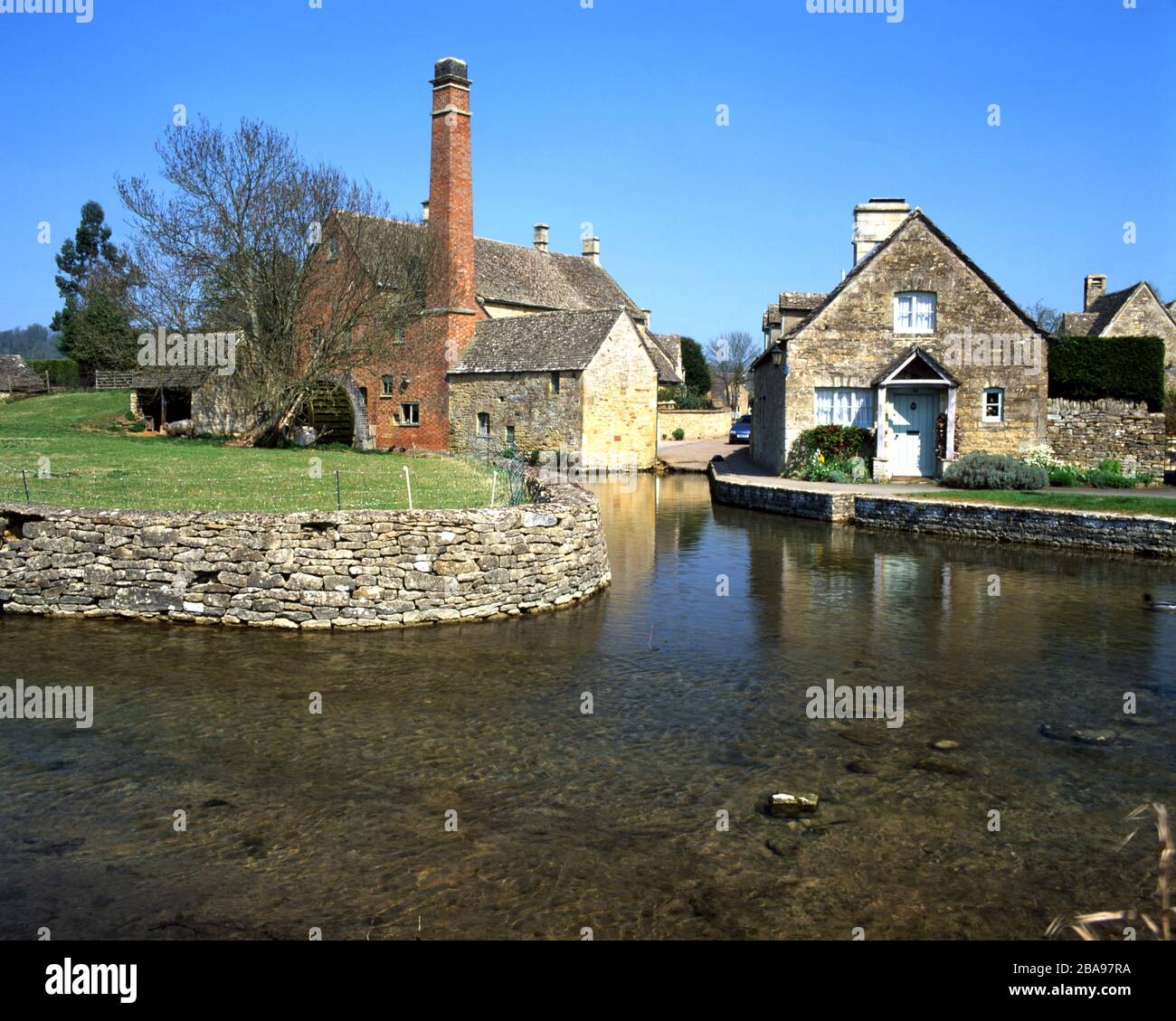 The Old Mill and River Eye, Lower Salughter vicino a Bourton on the Water, Cotswolds, Gloucestershire. Foto Stock