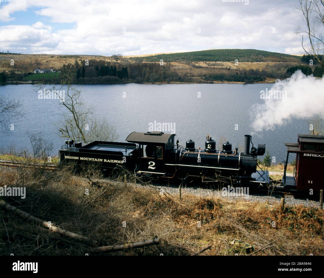 Brecon Mountain Railway e Pontsticill Reservoir, Brecon Beacons National Park, Powys, Galles. Foto Stock