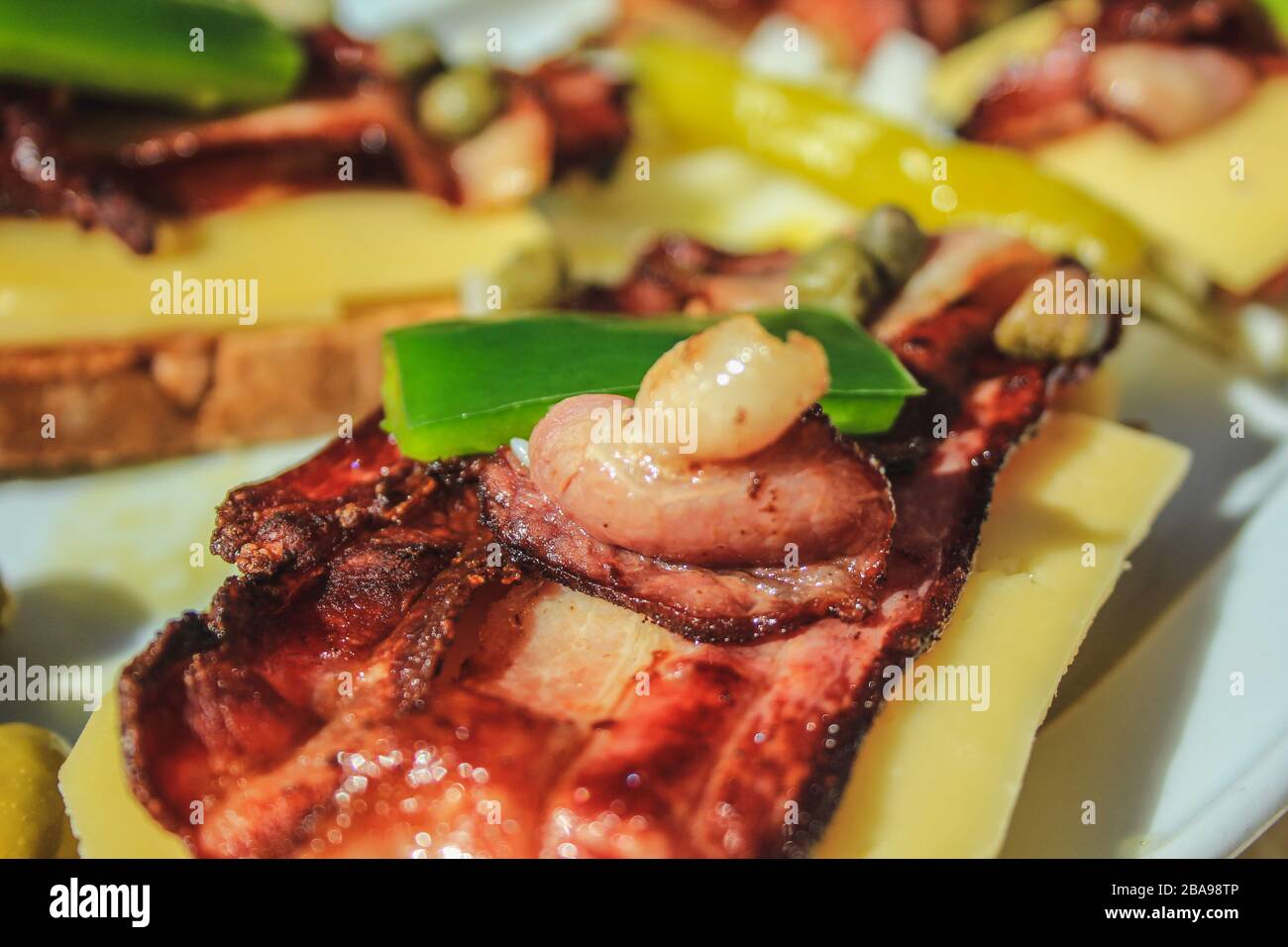 Tapas tradizionali spagnole con pancetta e formaggio sul pane Foto Stock