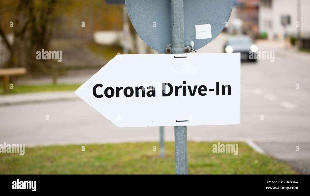 Primo piano del cartello Corona Drive-in. Puntando verso la stazione di prova di Coronavirus (Covid-19) recentemente aperta ad Andechs. Il test viene eseguito con tampone per gola Foto Stock