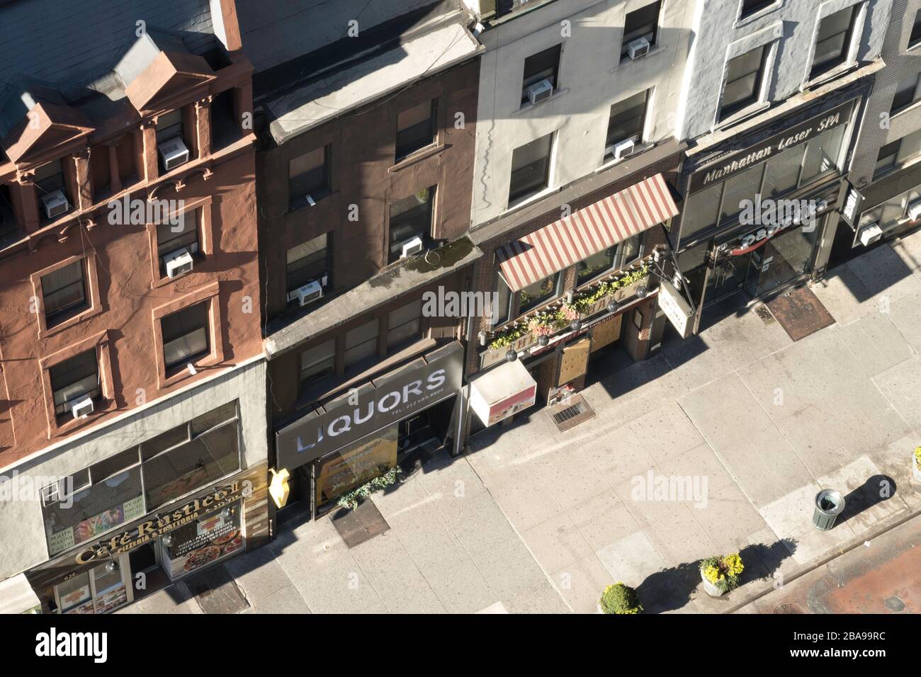 Il marciapiede di New York sulla 34th Street est è deserta a causa della pandemia di coronavirus, Stati Uniti Foto Stock