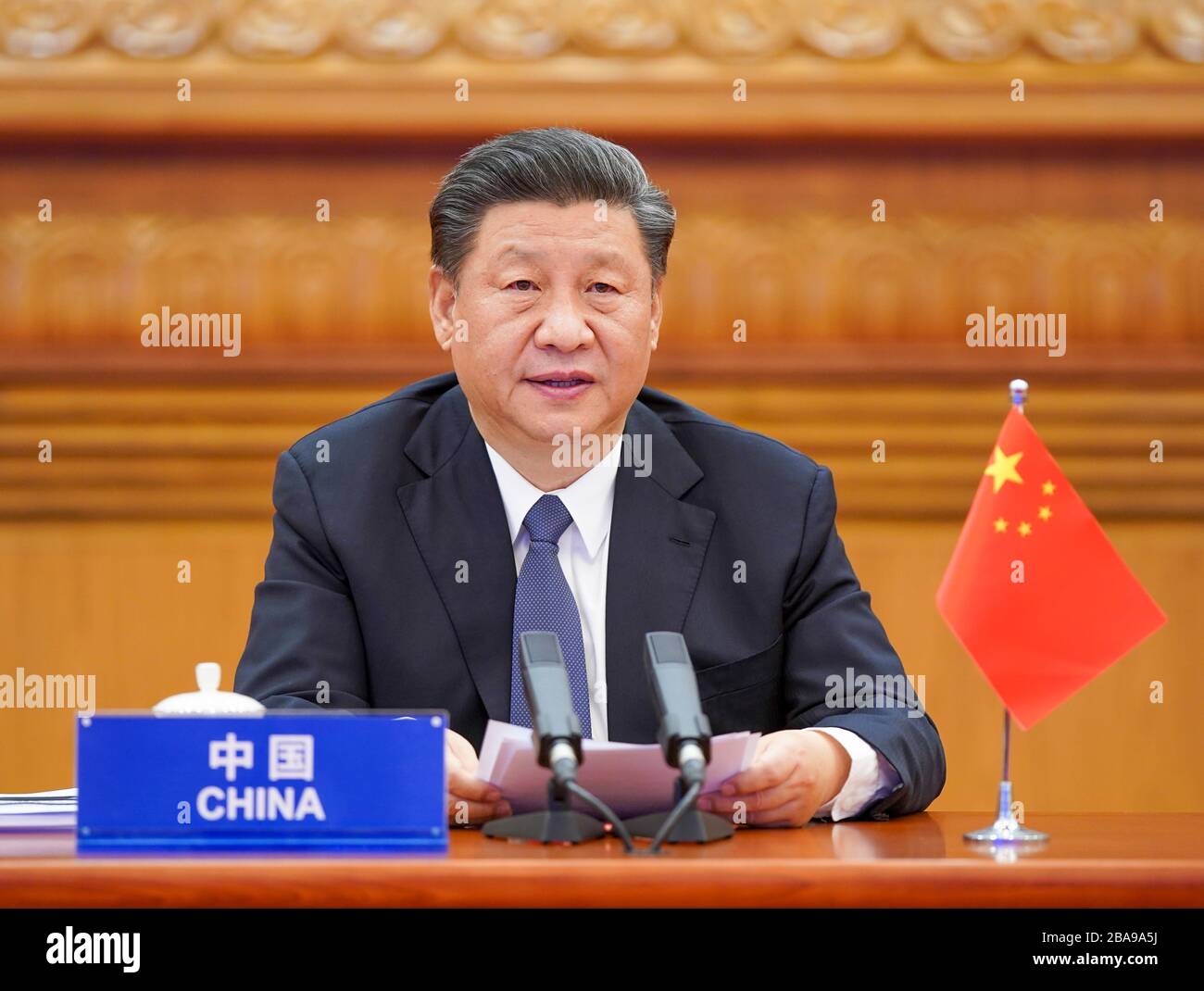 Pechino, Cina. 26 marzo 2020. Il presidente cinese Xi Jinping partecipa al vertice straordinario dei leader virtuali del G20 sul COVID-19 tramite collegamento video a Pechino, capitale della Cina, il 26 marzo 2020. Credit: Li Xueren/Xinhua/Alamy Live News Foto Stock