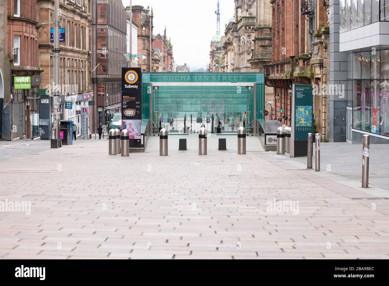 Glasgow, Scozia, Regno Unito. 26 marzo 2020. Blocco dei coronavirus Glasgow, Scozia: Le strade del centro di Glasgow quasi deserte durante il blocco dei coronavirus, con la gente che pratica le distanze sociali. Fotografia scattata subito dopo mezzogiorno Credit: Kay Roxby/Alamy Live News Foto Stock