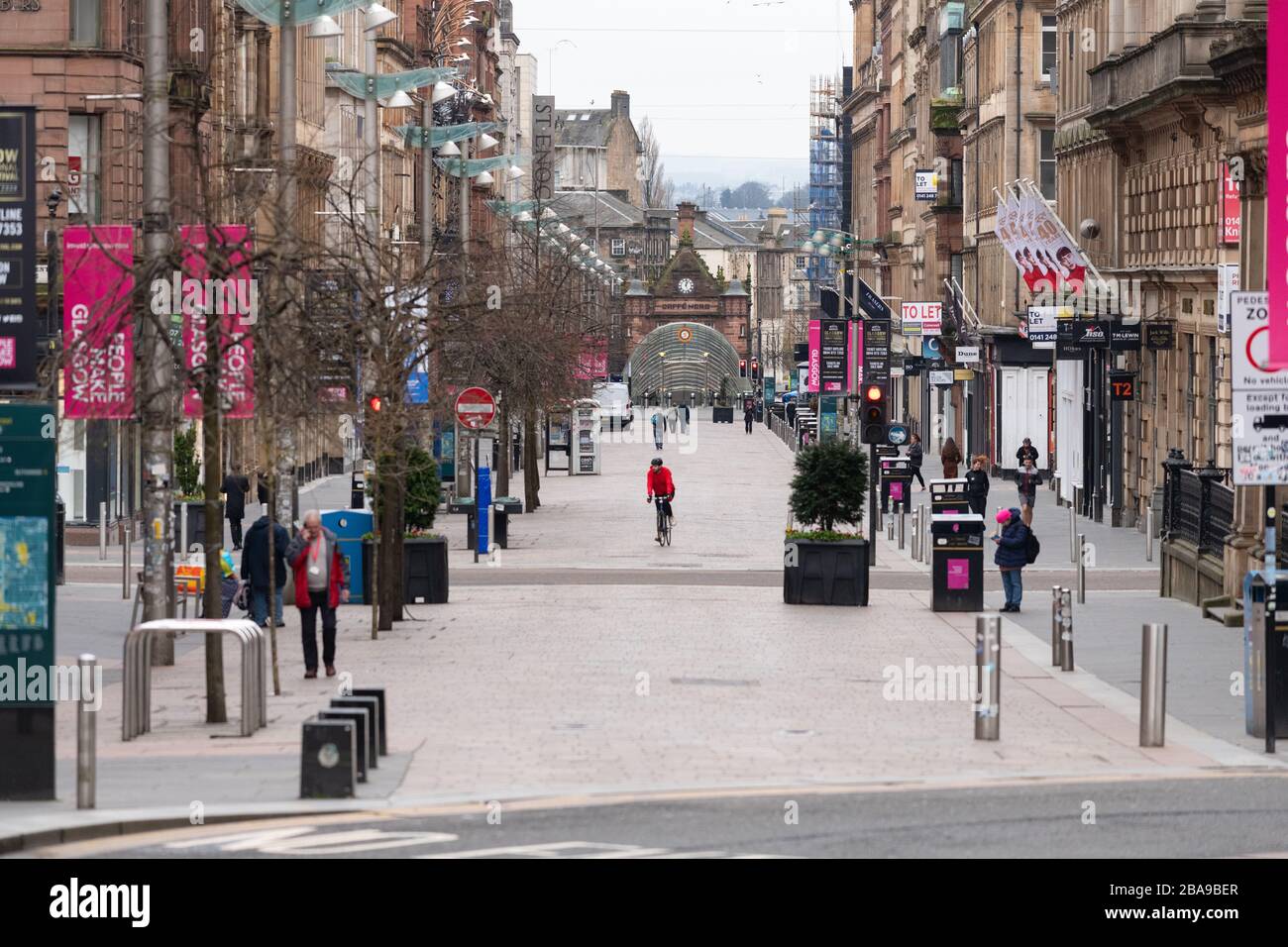 Glasgow, Scozia, Regno Unito. 26 marzo 2020. Blocco dei coronavirus Glasgow, Scozia: Le strade del centro di Glasgow quasi deserte durante il blocco dei coronavirus, con la gente che pratica le distanze sociali. Fotografia scattata subito dopo mezzogiorno Credit: Kay Roxby/Alamy Live News Foto Stock