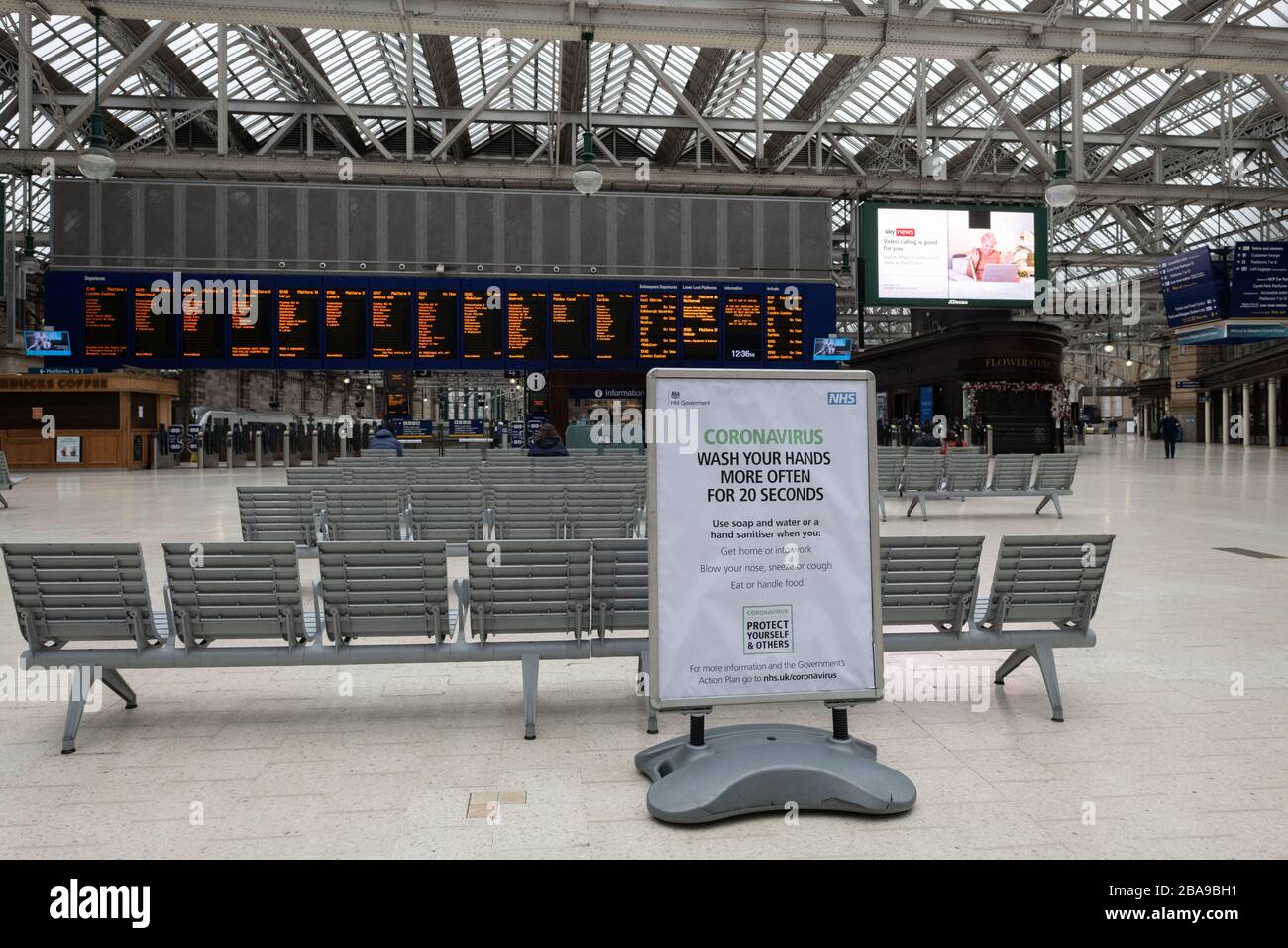 Glasgow, Scozia, Regno Unito. 26 marzo 2020. Lockdown per coronavirus Glasgow, Scozia: La stazione centrale di Glasgow era quasi deserta durante il lockdown per coronavirus, con i viaggiatori che erano lì che praticavano le distanze sociali. Fotografia scattata subito dopo mezzogiorno Credit: Kay Roxby/Alamy Live News Foto Stock