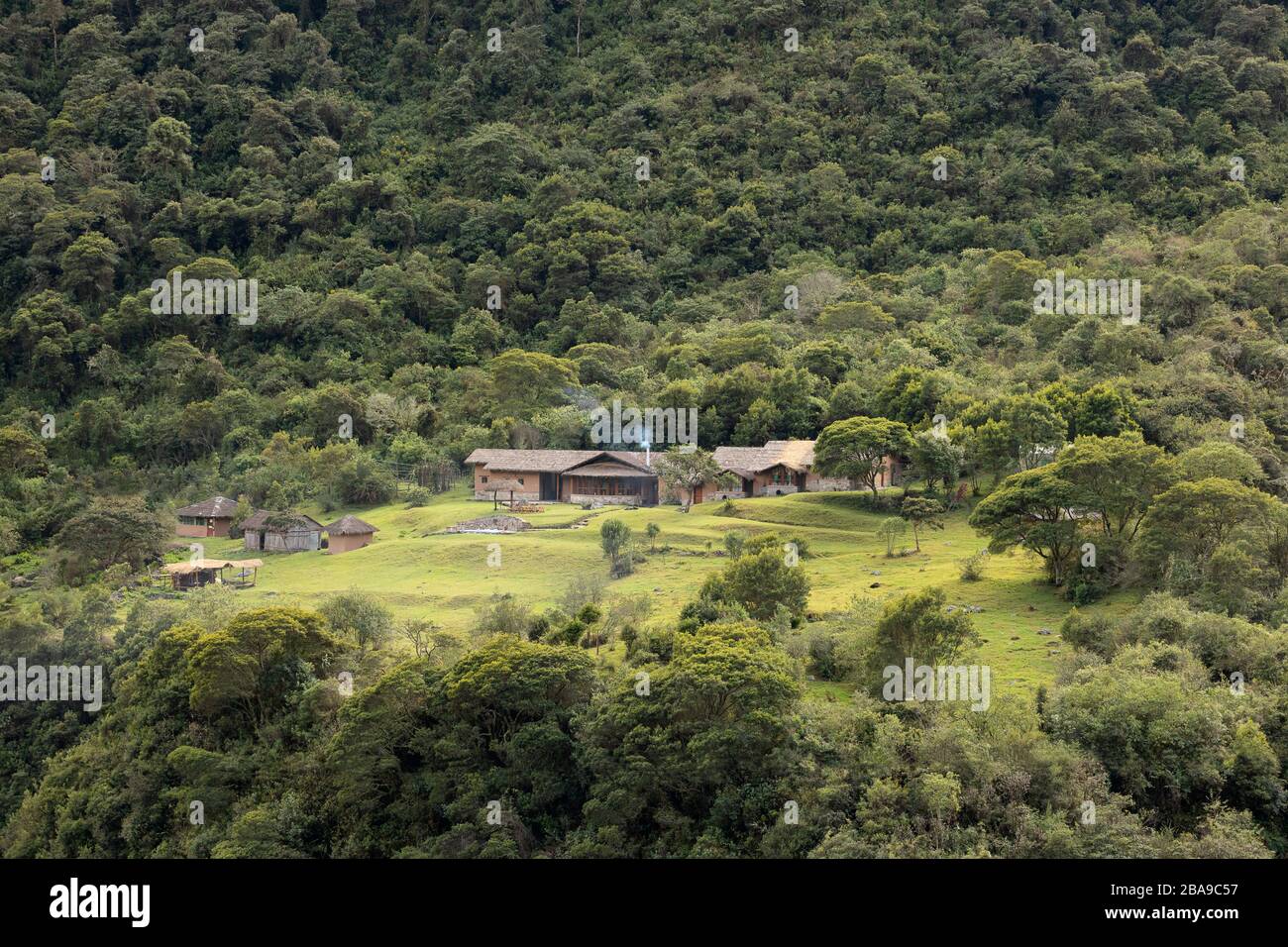 Insediamento rurale nella giungla peruviana vicino Salkantay Trail in Ande, Perù. Foto Stock