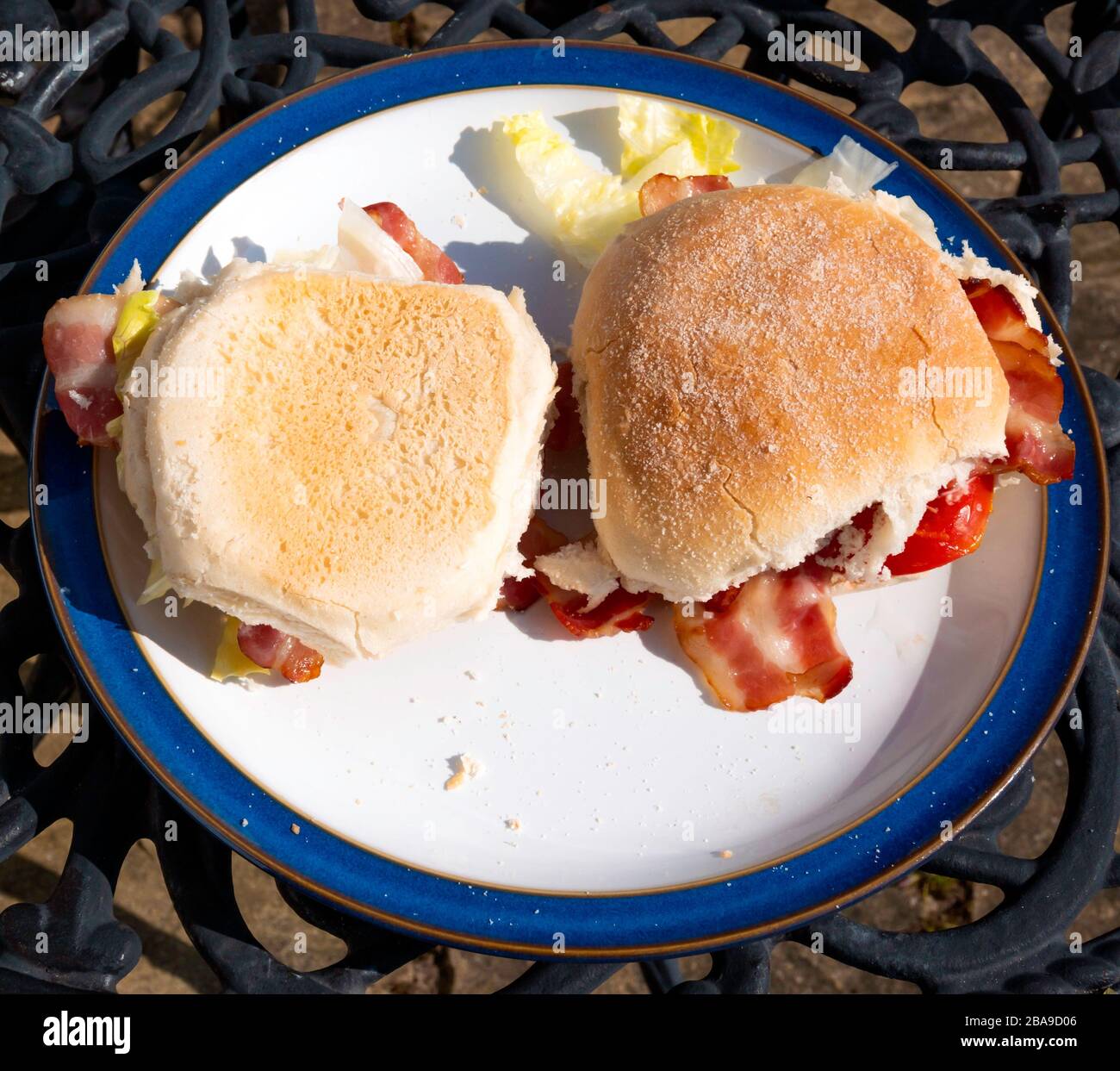 Classica panna bianca BLT con pancetta, pomodoro e maionese serviti all'aperto in primavera Foto Stock