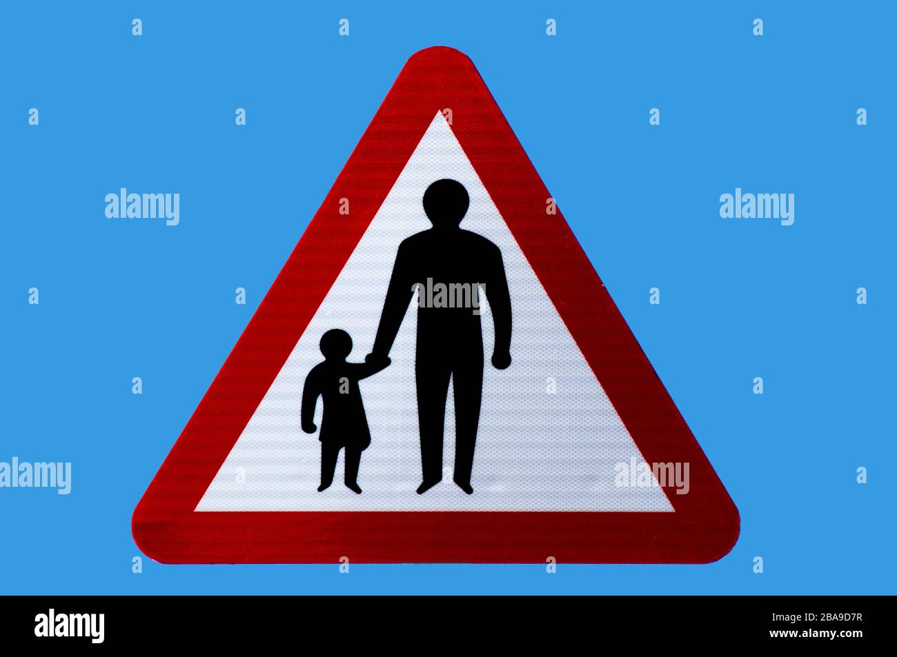 Segnale di avvertenza triangolare per la sicurezza stradale per i pedoni su strada o senza pedane. Isolato. Foto Stock