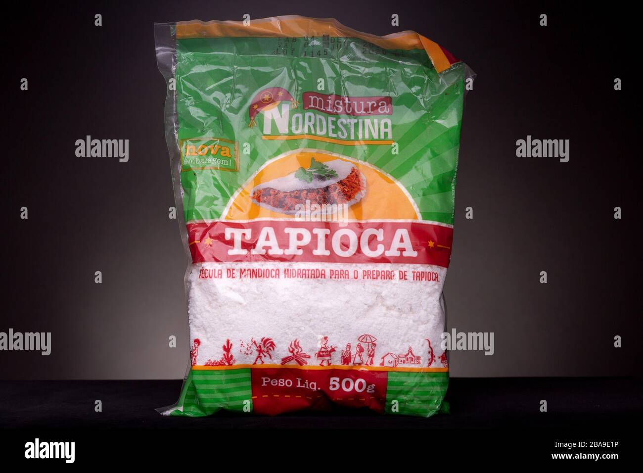 Confezione di Tapoica brasiliana per riscaldare in una casseruola per formare una sorta di frittelle. Prodotto dal Nord-est del paese Foto Stock