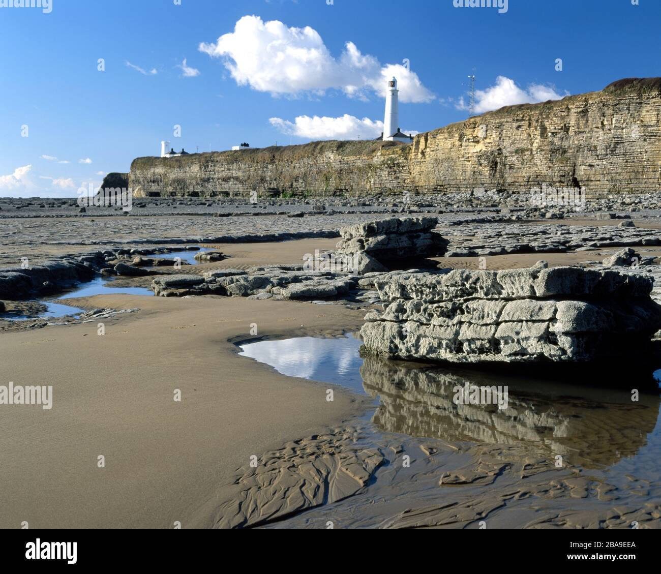 Nash Point LIghthouse, Glamorgan Heritage Costa, Vale of Glamorgan, South Wales, Regno Unito. Foto Stock