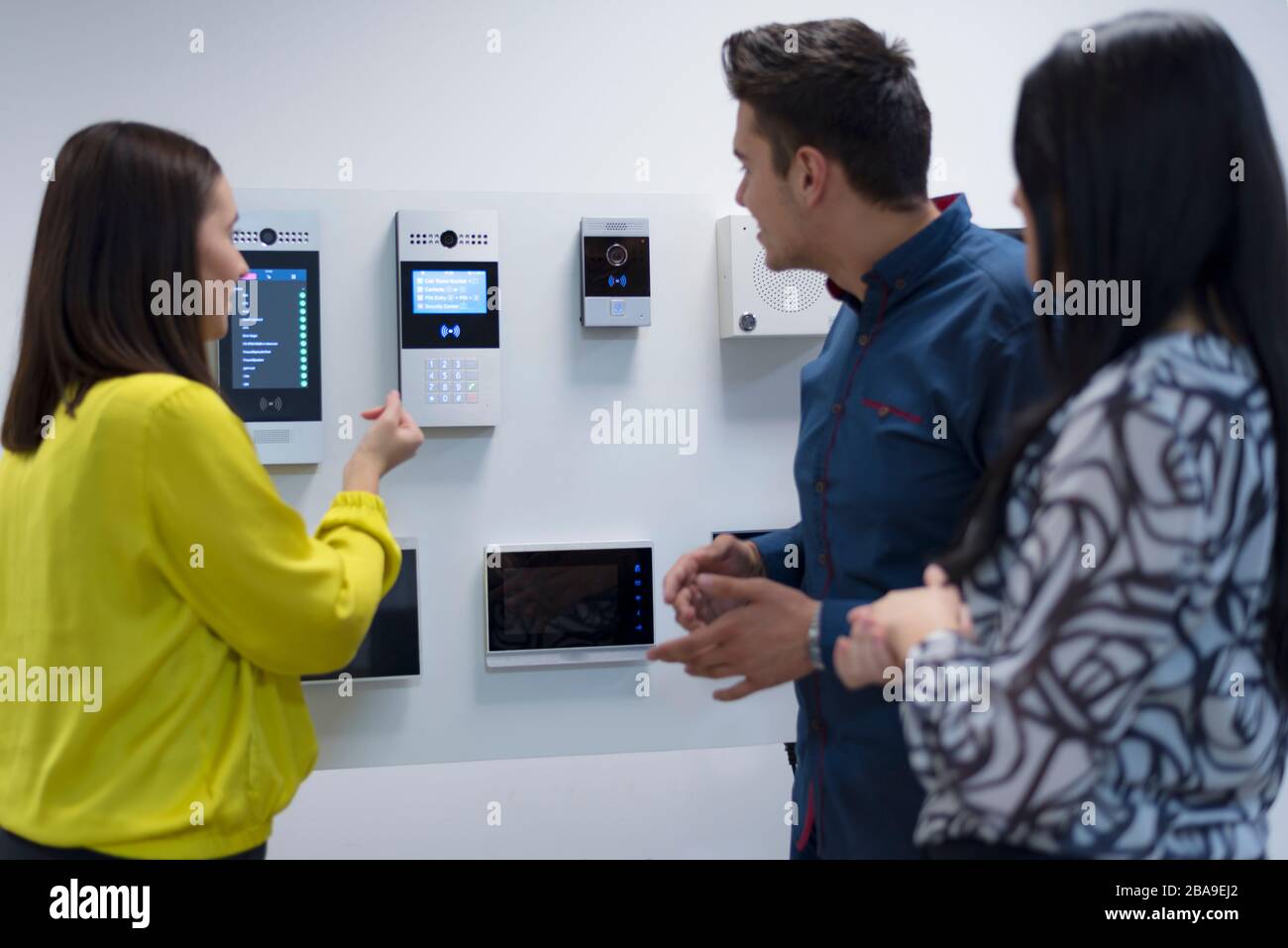 Gruppo di giovani ingegneri che lavorano su componenti elettronici.il tecnico prova le apparecchiature elettroniche nel centro di assistenza. Scien tecnologicamente avanzato Foto Stock