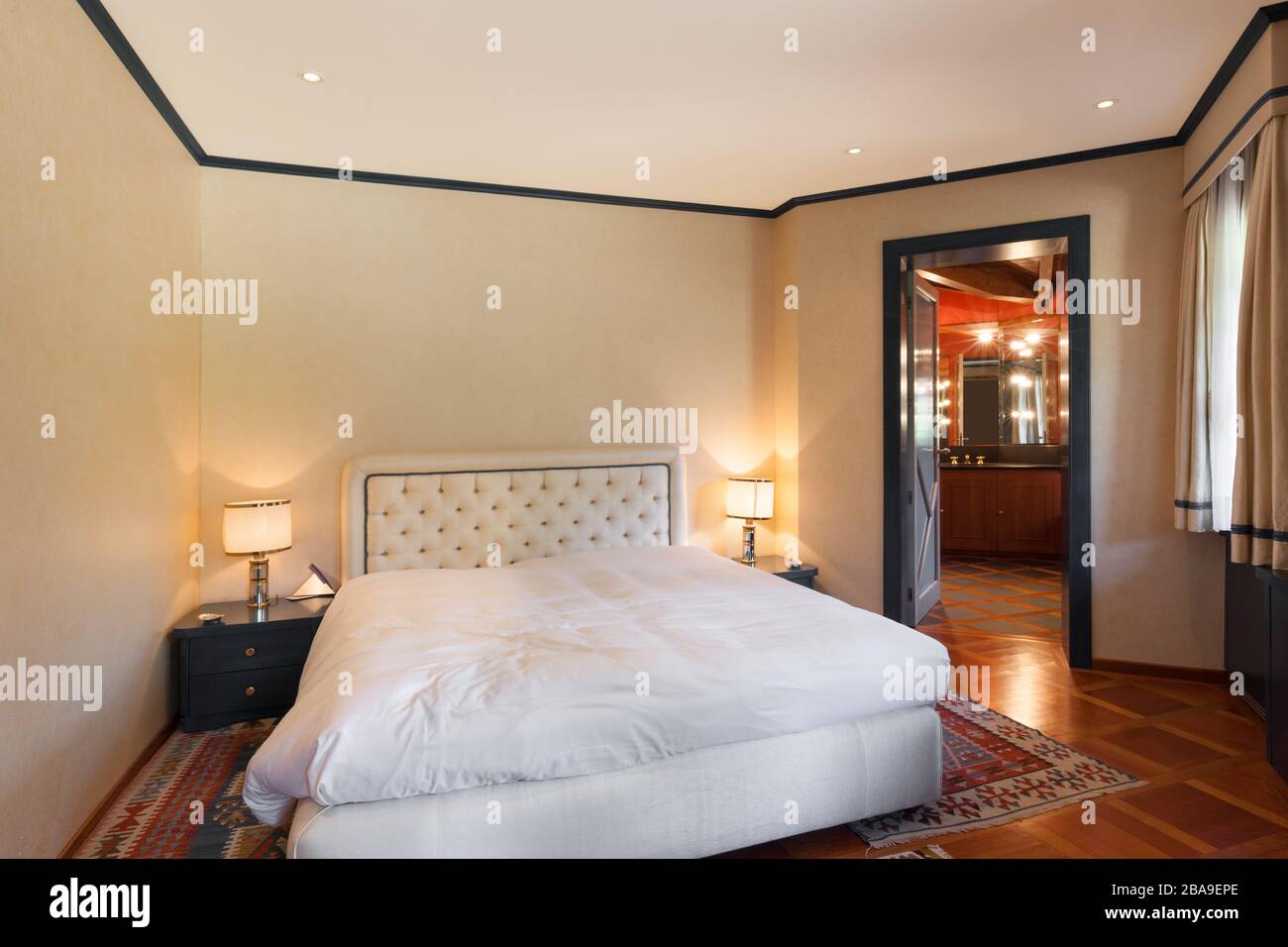 Casa interna, bella camera da letto confortevole Foto Stock