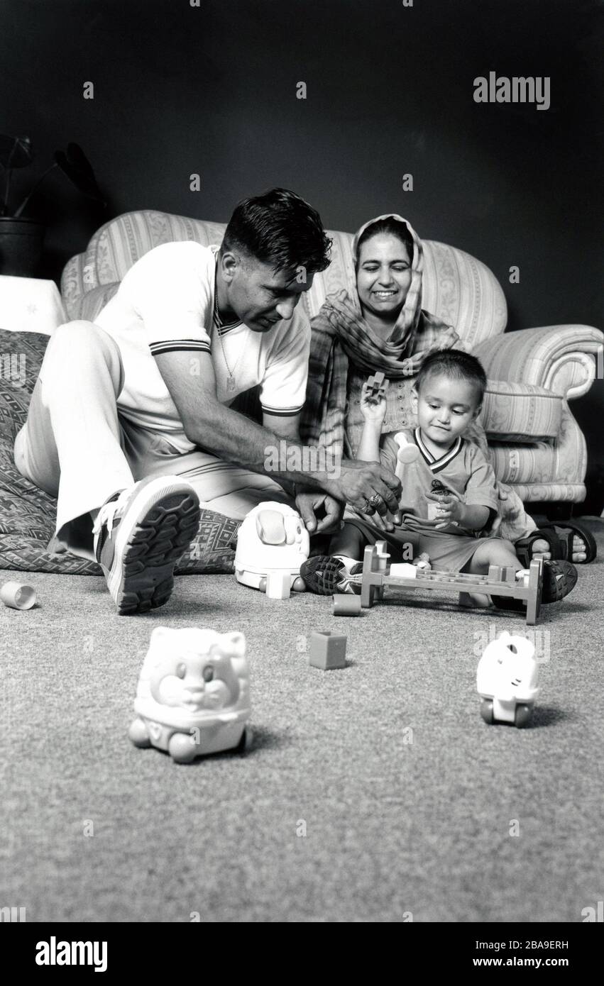 I genitori giocano con il loro figlio piccolo Regno Unito anni '90 Foto Stock