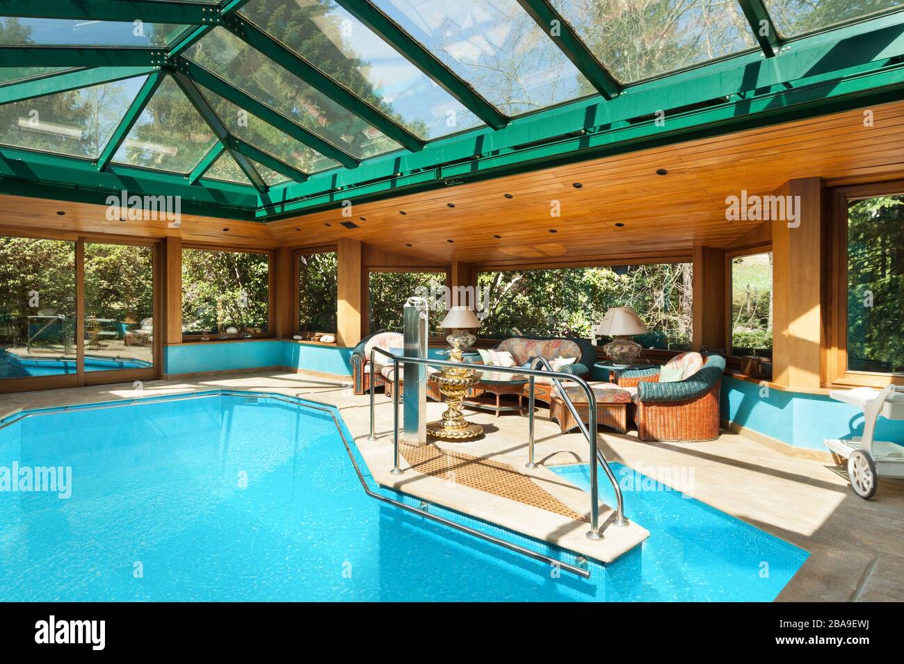 Interno di una casa residenziale, ampia piscina coperta con lucernari Foto Stock