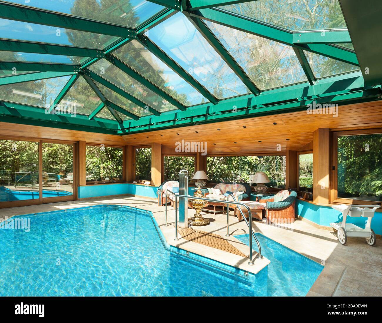 Interno di una casa residenziale, grande piscina coperta, soffitto con lucernari Foto Stock