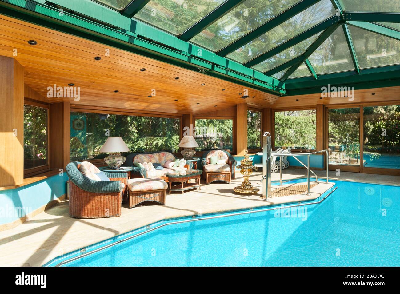 Interno di una casa residenziale, ampia piscina coperta con lucernari Foto Stock