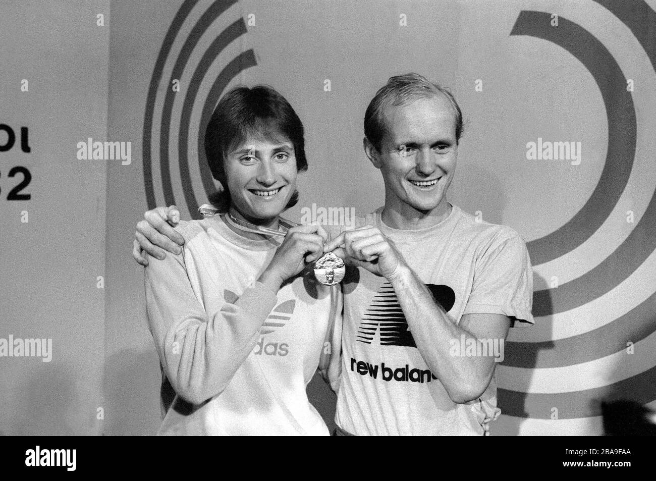 ANN-LOUISE SKOGLUND atleta svedese pista e campo che ha vinto 400 m hurdle nel campionato europeo di Atene Grecia 1982 e si congratula con Bo Gustavsson partecipante svedese a Walk 50 km e medaglia di bronzo Foto Stock