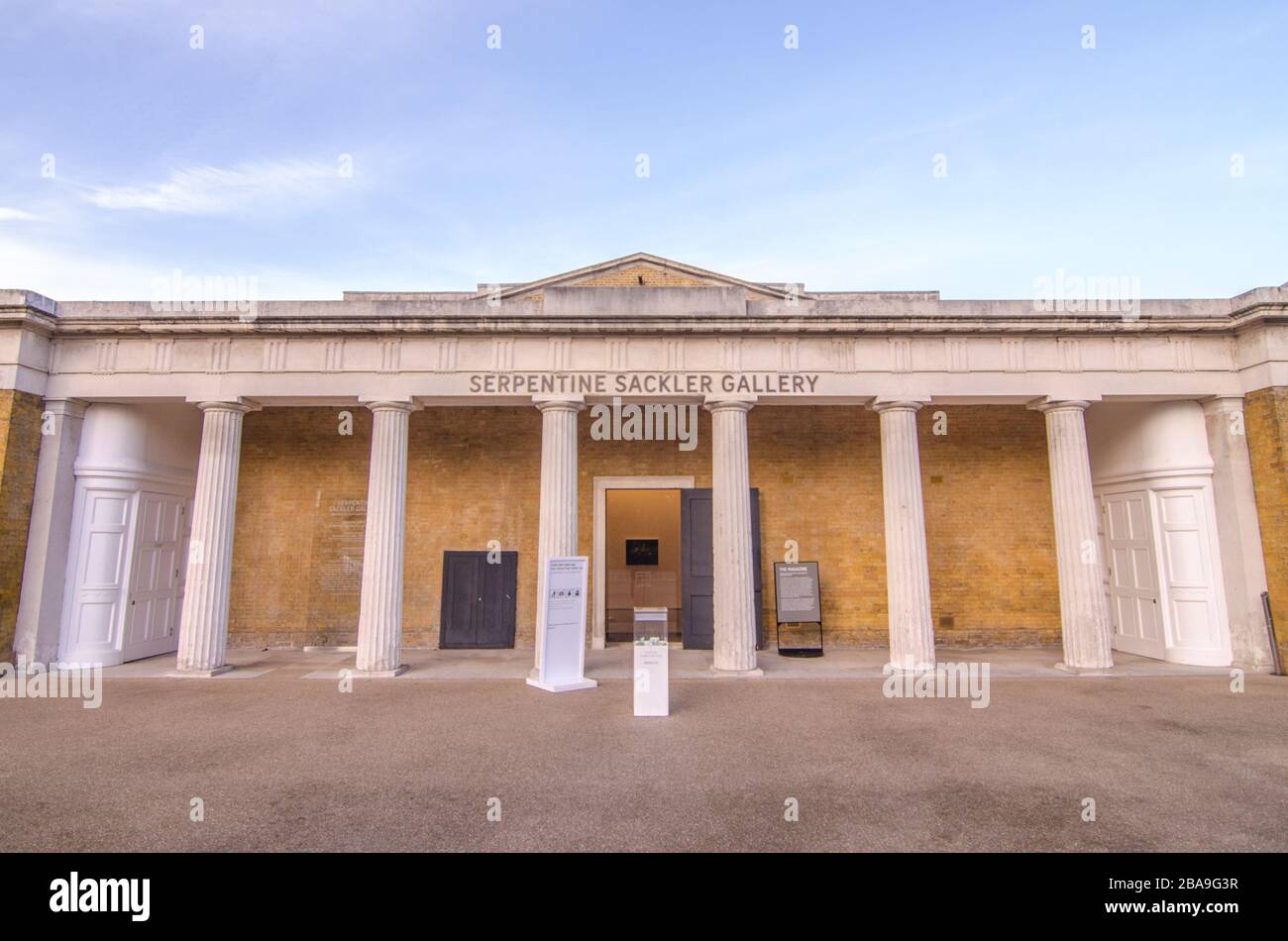 Londra- la Serpentine Gallery, Kensington Gardens a Hyde Park di Londra. Alloggiato in un padiglione del tè classificato di grado 2. Foto Stock