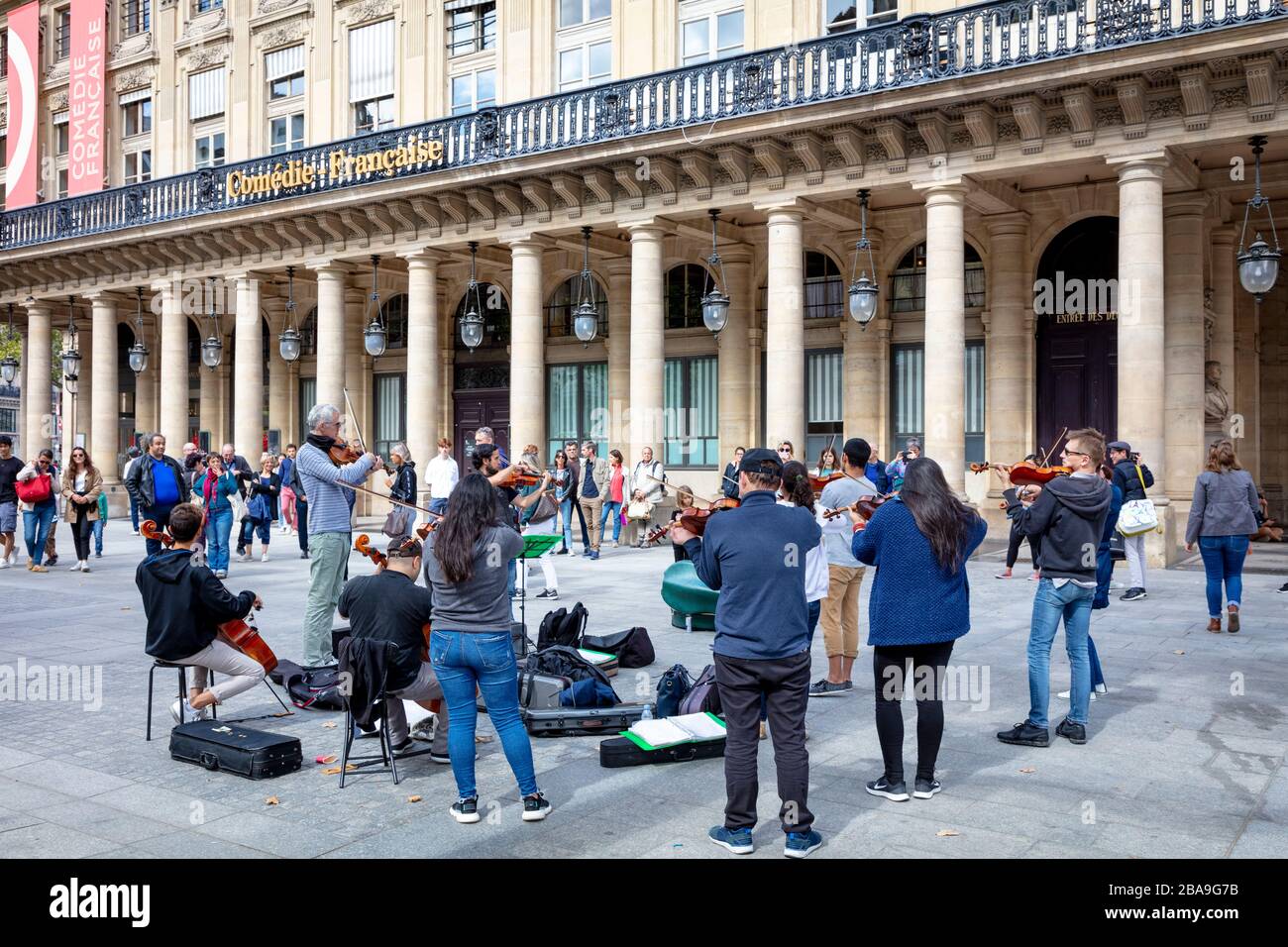 String Ensemble suona musica classica da camera a Place Colette adiacente al Palais Royal, Parigi, Francia Foto Stock