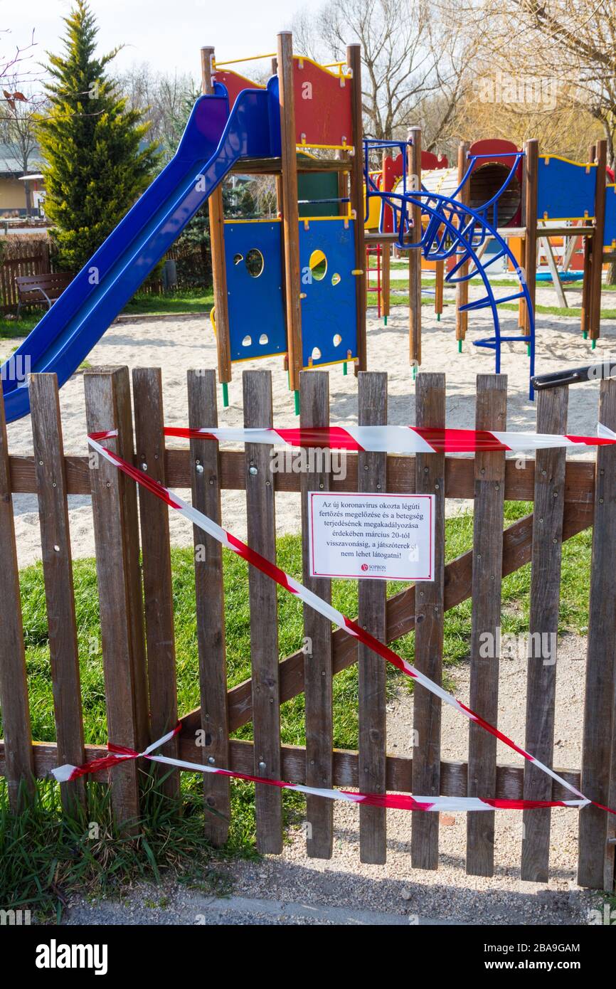 Parco giochi chiuso durante il coronavirus covid-19 pandemic, Sopron, Ungheria Foto Stock