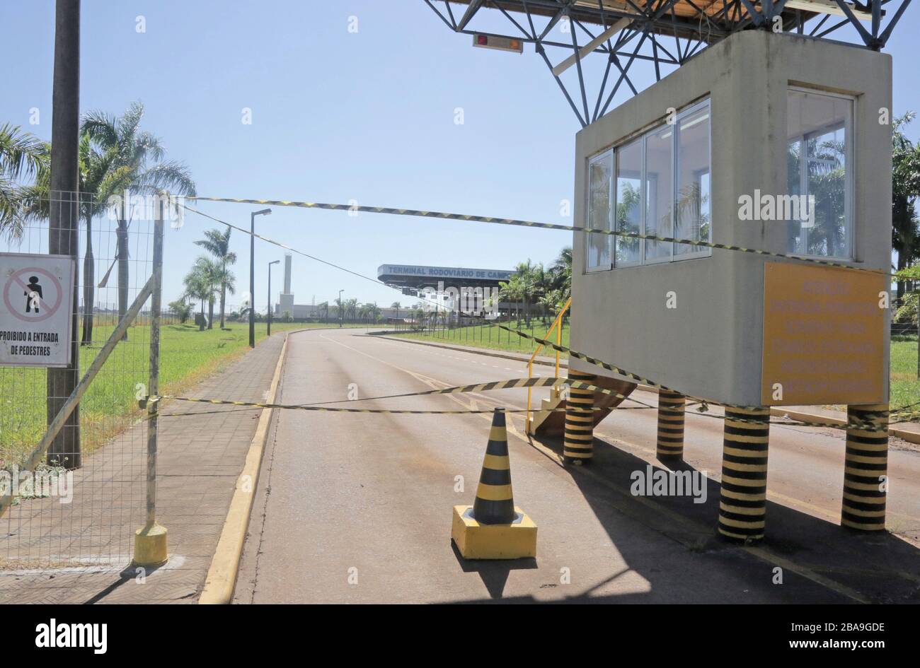 CAMPO MOURÃO, PR - 26.03.2020: COVID19 FECHA TERMINAL RODOVIÁRIO EM CM - dopo aver registrato casi sospetti di coronavirus (Covid-19), a campo Mourão, nella regione Midwest di Paraná, il governo della città ha dichiarato una situazione di emergenza e ha chiuso il commercio per 15 giorni. Le misure per affrontare la nuova pandemia di coronavirus comprendono la chiusura del terminal degli autobus per l'accesso da parte di autobus provenienti da altre città del paese. Questo giovedì (26), il comune ha registrato il primo caso positivo di Covid-19. Il paziente di 63 anni è ammesso all'ospedale Santa Casa. La città ha altri 7 casi sospetti Foto Stock