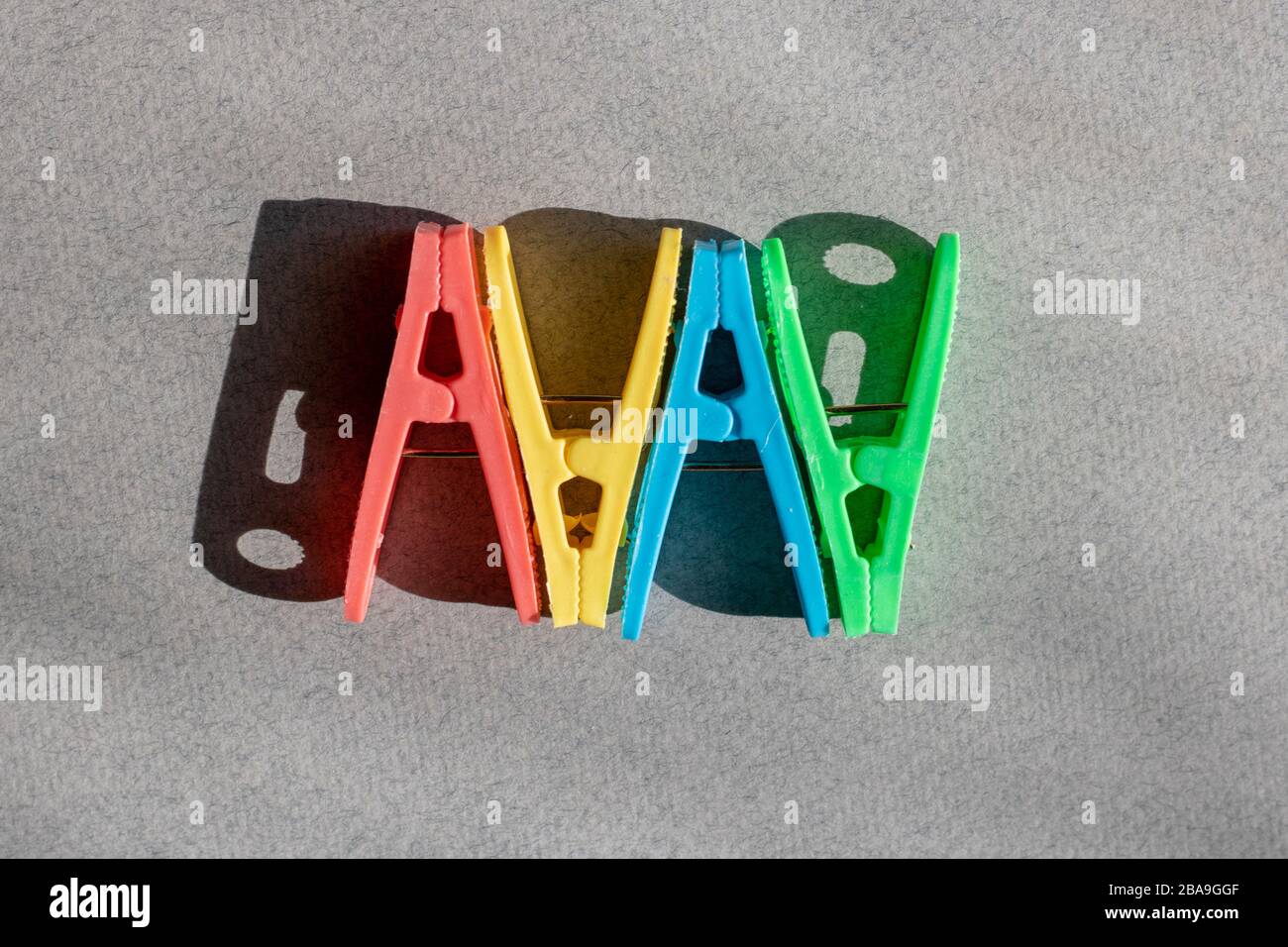 Spilla colorata in legno su carta scura e spazio per le copie Foto Stock