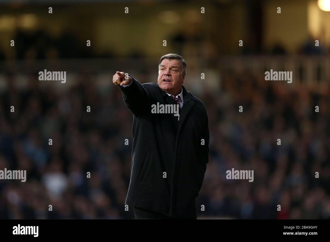 Sam Allardyce, direttore della West Ham United, sulla linea di contatto. Foto Stock