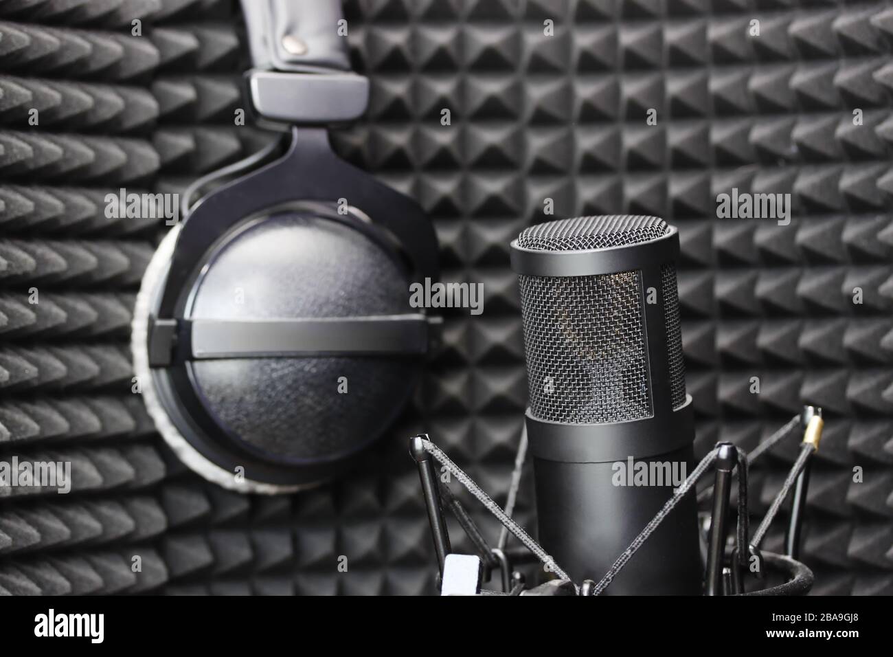 Microfono e cuffie in studio. Suono di energia Foto Stock