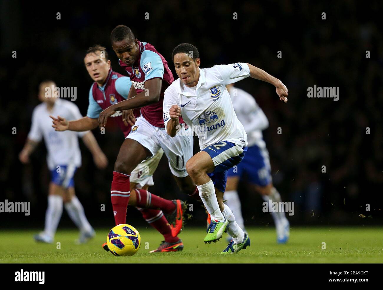 Modibo Maiga (a sinistra) e Steven Pienaar di Everton, Everton (a destra) combattono per la palla Foto Stock