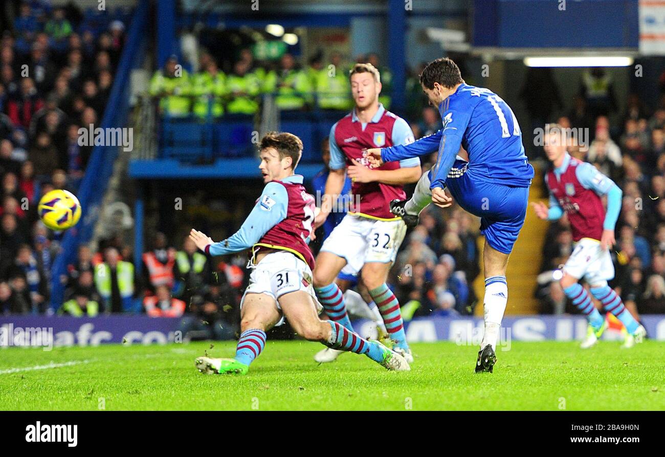 Eden Hazard di Chelsea (a destra) spara per segnare il settimo gol della sua squadra Foto Stock