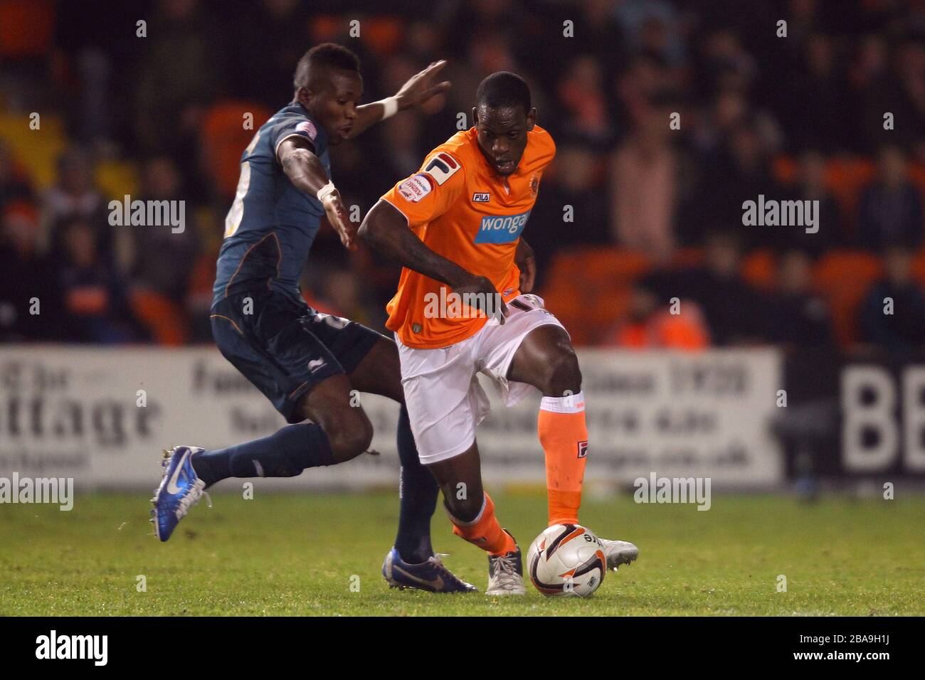 Isaiah Osbourne di Blackpool (a destra) e Wolverhampton Wanderers Tongo Doumbia (a sinistra) combattono per la palla Foto Stock